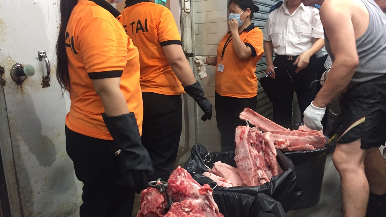 【毒豬肉】食環署銷毀封存肉 肉檔「躺著也中槍」大字報不滿政府 【毒豬肉】食環署銷毀封存肉 肉檔「躺著也中槍」大字報不滿政府