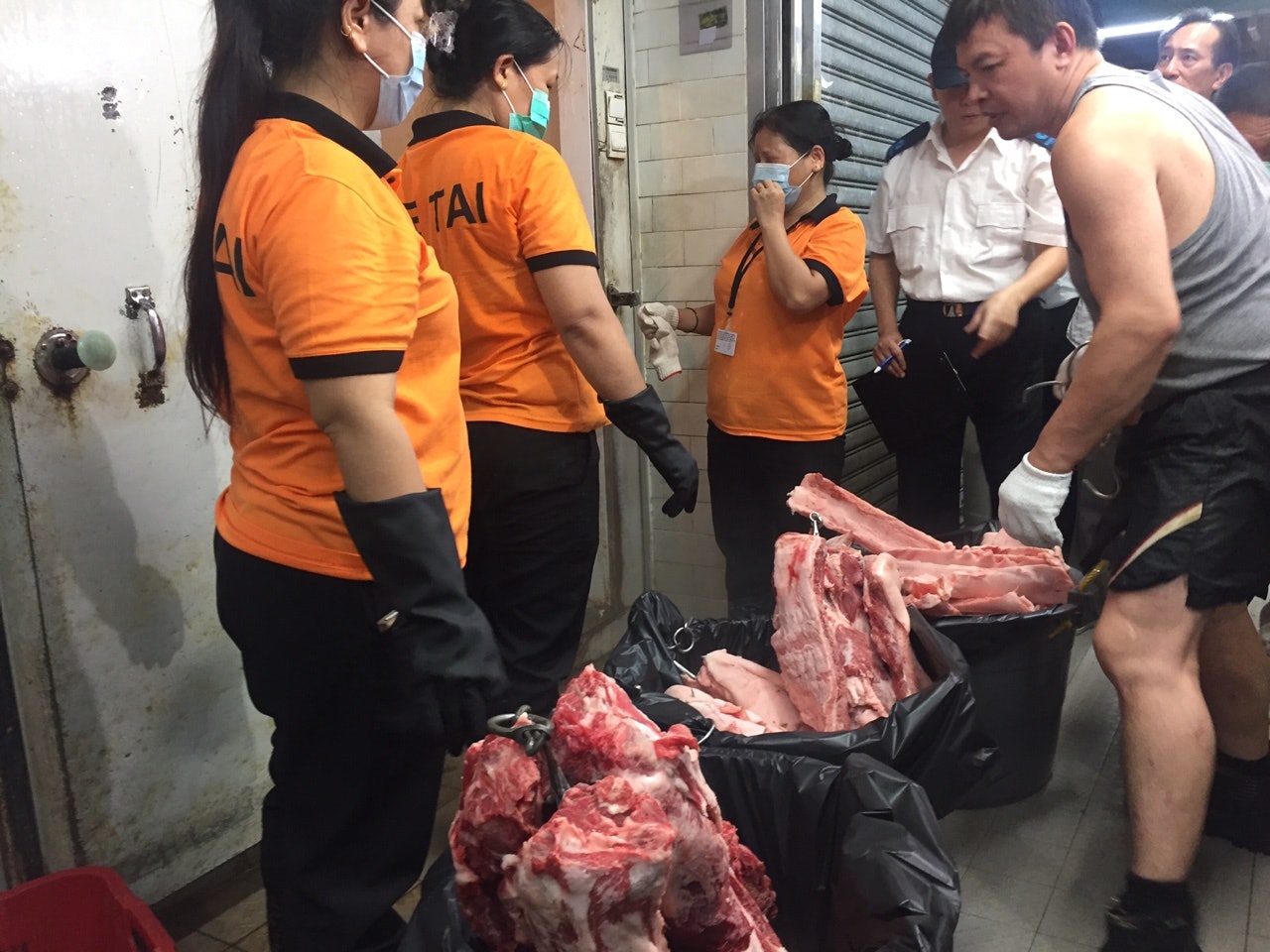 食環署人員今早銷毀永成號被封存的問題豬肉。(王丹麟攝) 食環署人員今早銷毀永成號被封存的問題豬肉。(王丹麟攝)
