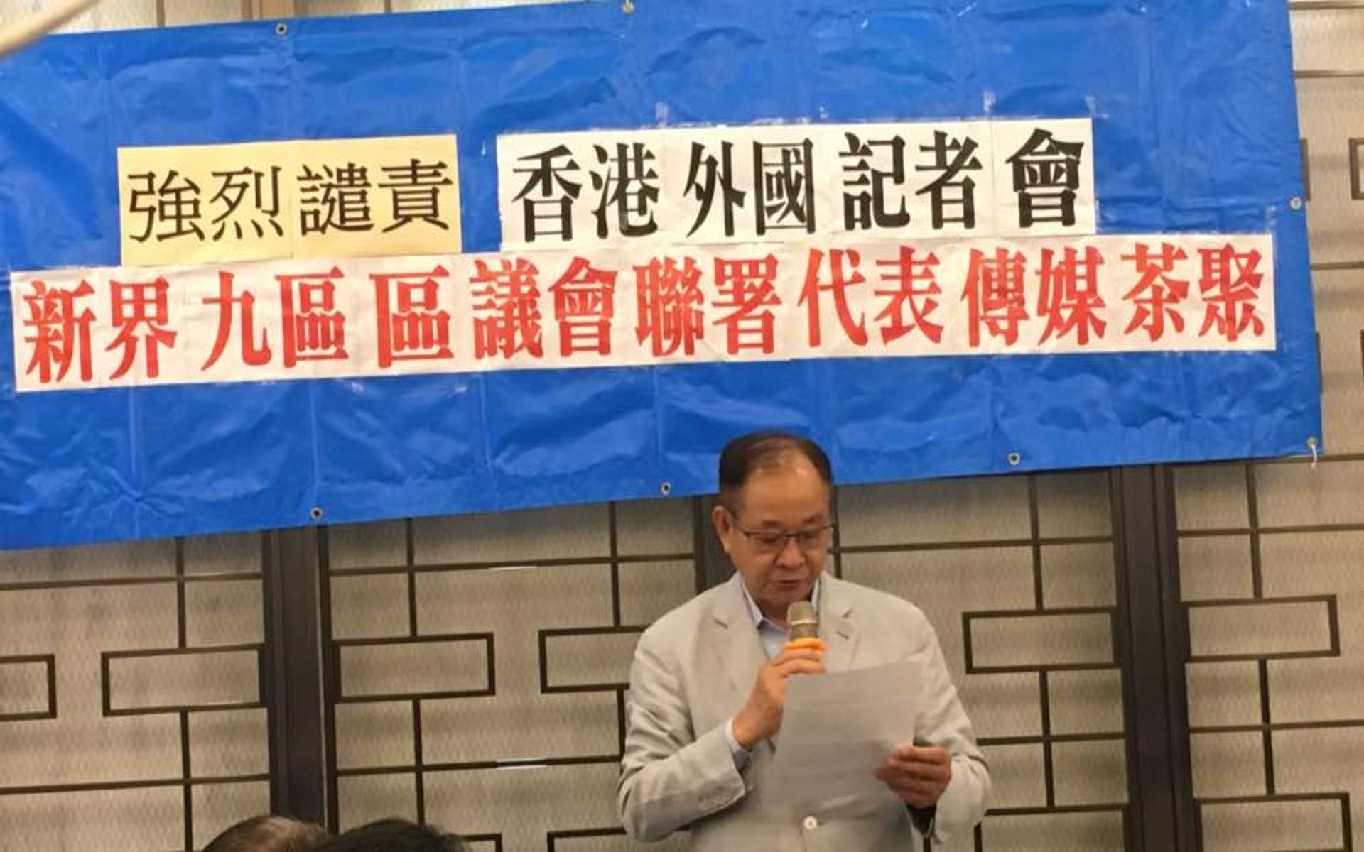 175名區議員聯署譴責陳浩天。圖為西貢區議會主席吳仕福。(李偉欣攝) 175名區議員聯署譴責陳浩天。圖為西貢區議會主席吳仕福。(李偉欣攝)