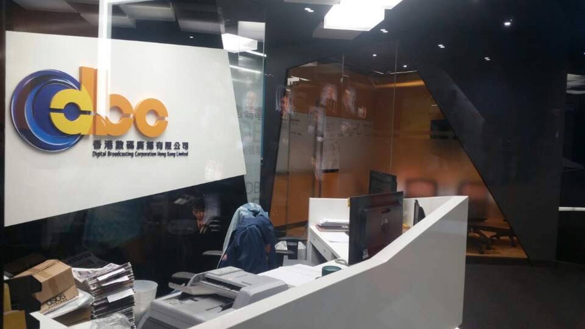 dbc向員工發信指因本港的數碼聲音廣播業務發展步伐未如理想,因而決定提早向政府交還聲音廣播牌照。(資料圖片) dbc向員工發信指因本港的數碼聲音廣播業務發展步伐未如理想,因而決定提早向政府交還聲音廣播牌照。(資料圖片)