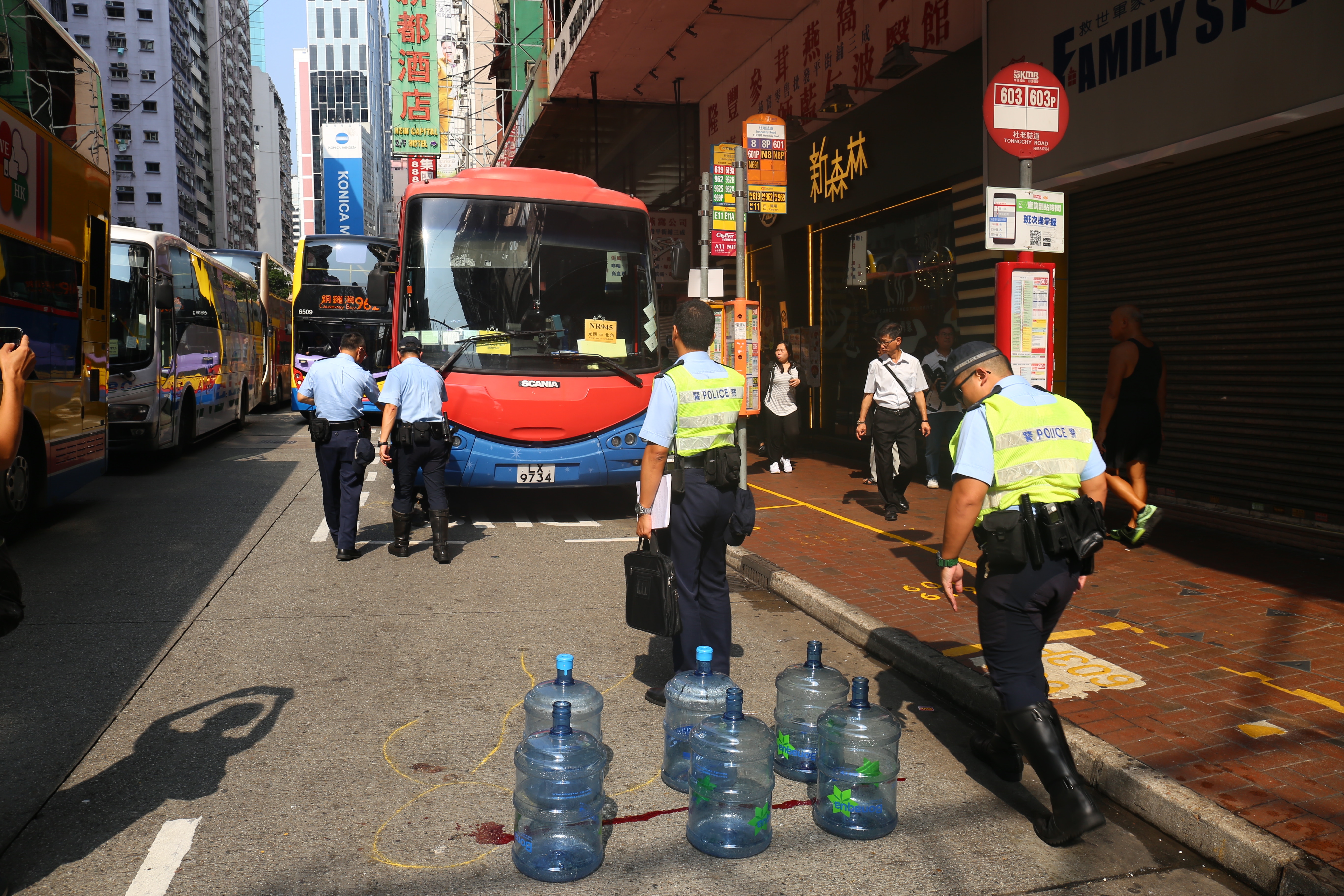 警員接報到場調查，地面留有男事主的血迹。(余睿菁攝)