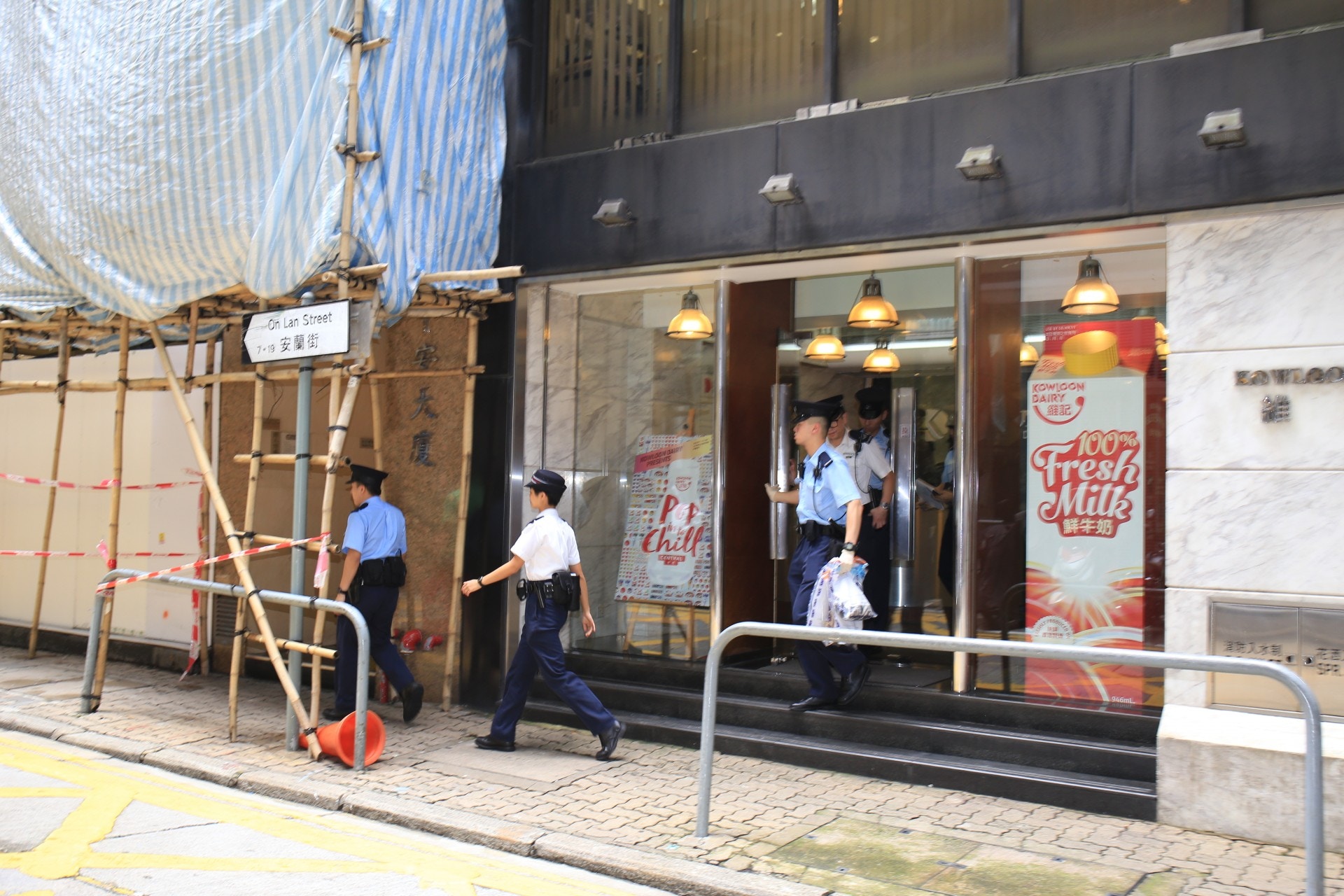 中環維記大廈有人吊頸。（鄧詠中攝）