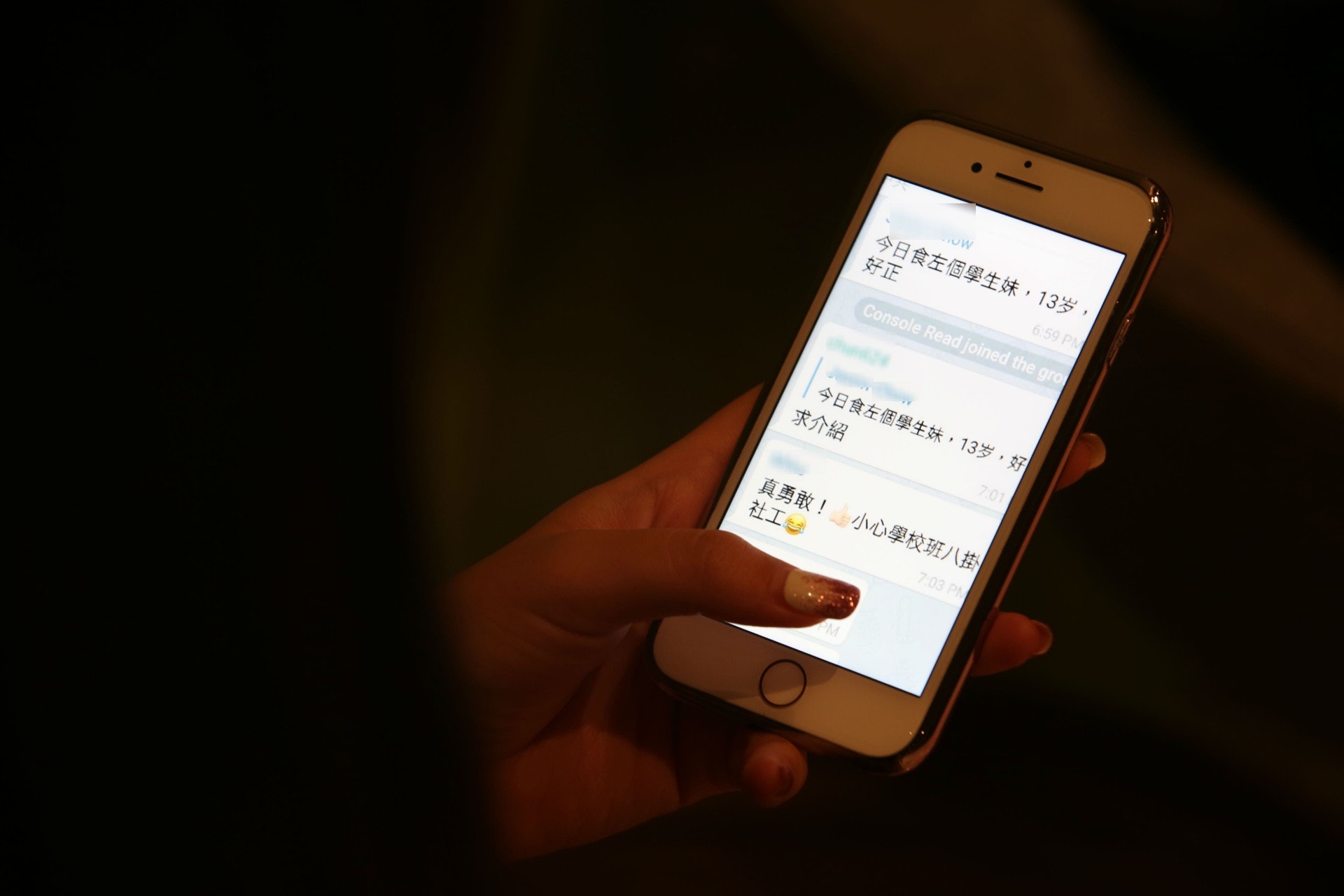 有人於群組內聲稱與13歲少女發生關係。(蔡正邦攝) 有人於群組內聲稱與13歲少女發生關係。(蔡正邦攝)