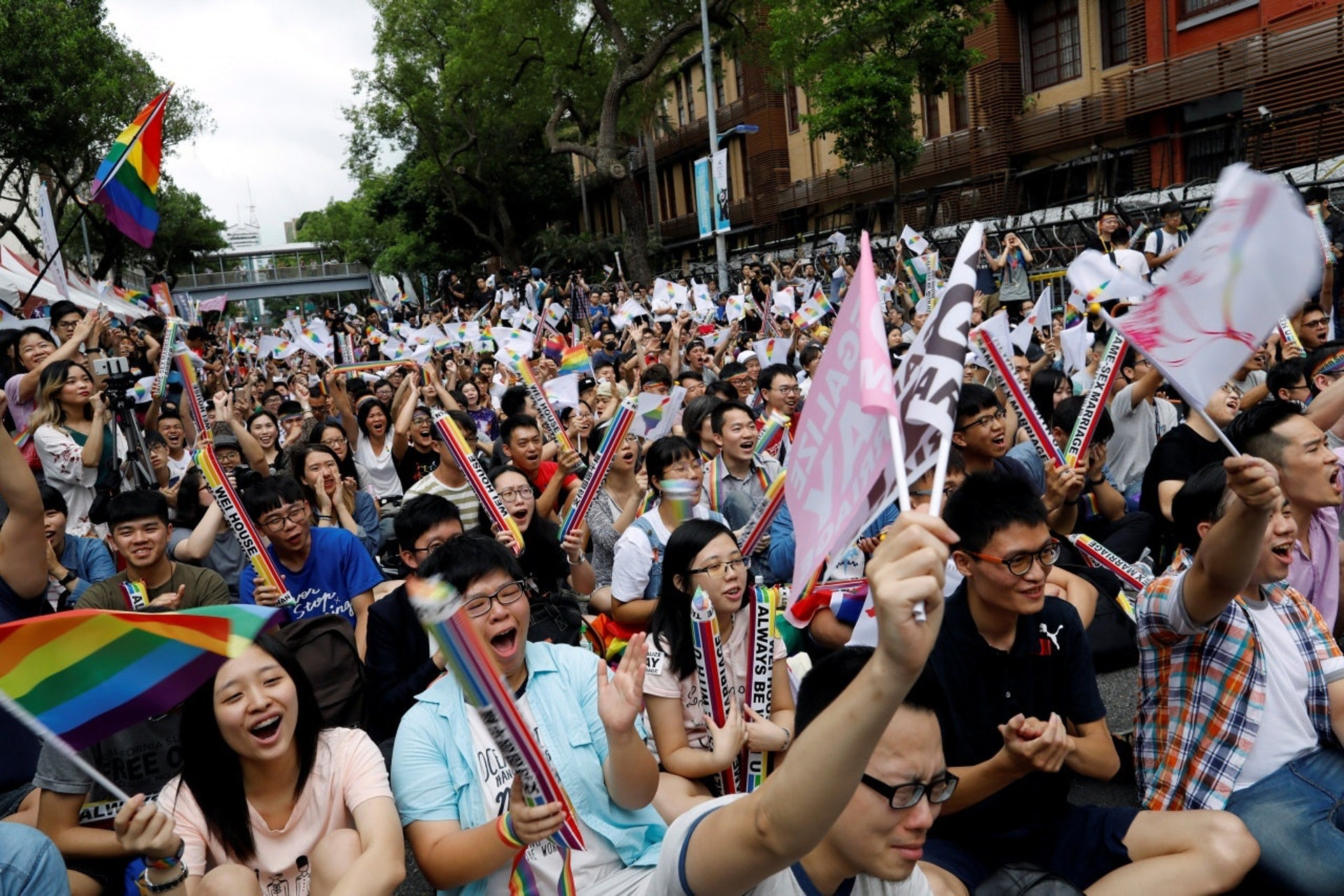 台灣司法院於2018年5月宣布禁止同性婚姻違憲，民眾上街慶祝。（資料圖片）