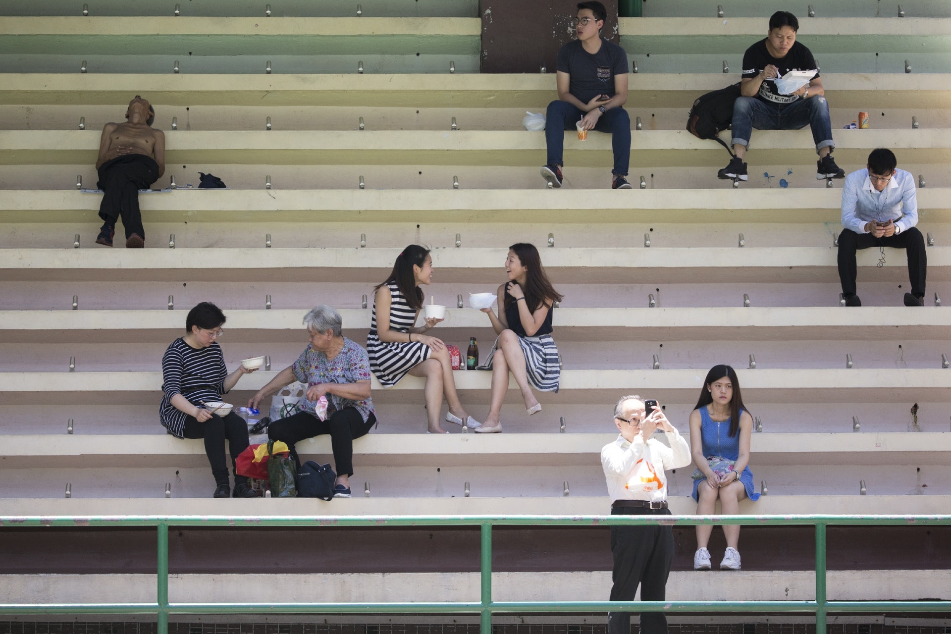 雖然夏日炎炎,灣仔人,無論是放午飯的OL、閒坐的老人、午睡的工人們,都離不開這個修頓球場的看台。 雖然夏日炎炎,灣仔人,無論是放午飯的OL、閒坐的老人、午睡的工人們,都離不開這個修頓球場的看台。