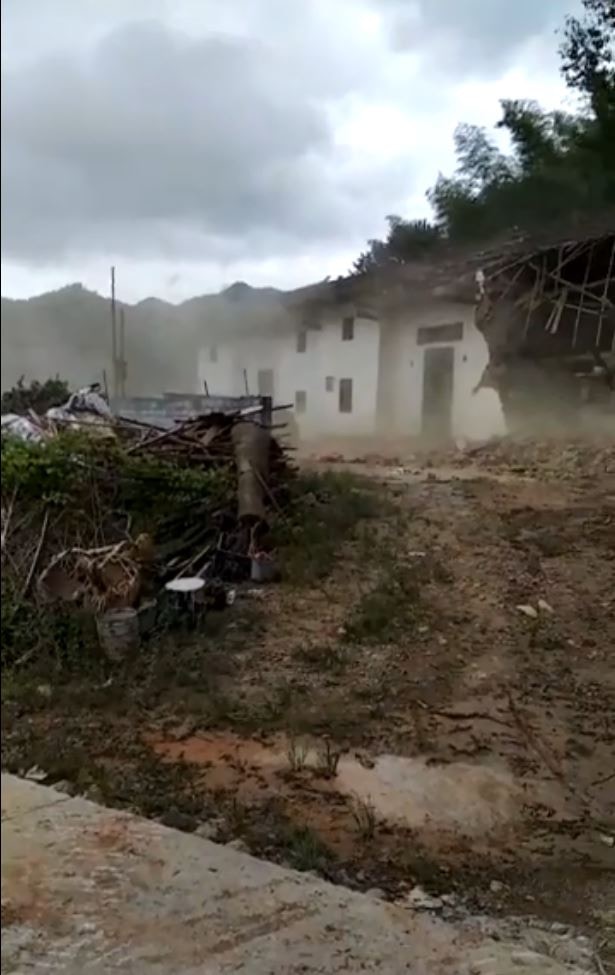 江西餘干縣以脫貧為名，強拆縣內多棟瓦房。（網上圖片）