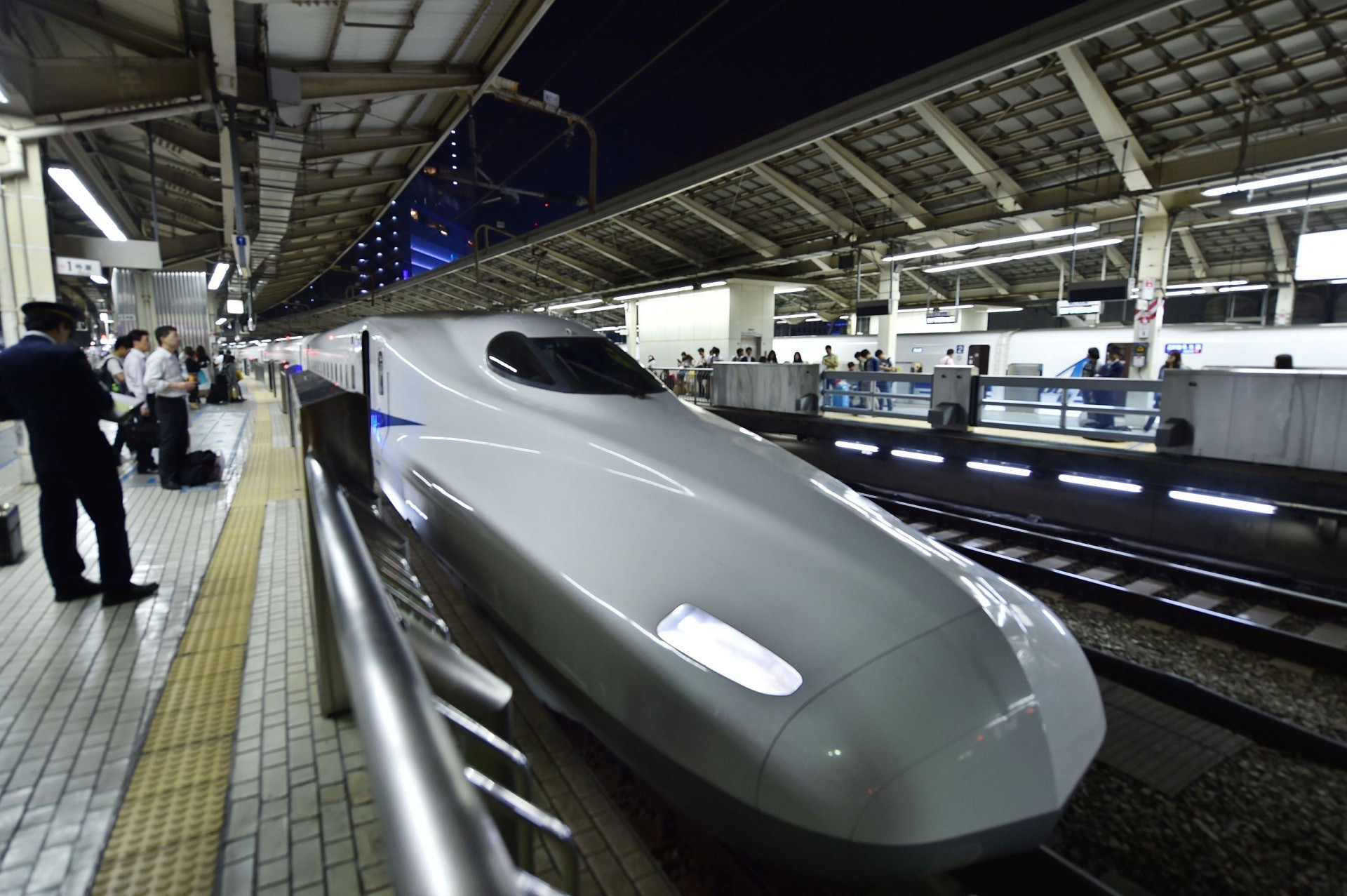 坐在日本子彈列車旁feel吓時速300公里員工 像被公開鞭打 坐在日本子彈列車旁feel吓時速300公里員工 像被公開鞭打