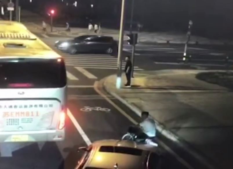 寶馬當時突然右轉駛入非機車道。（截圖）