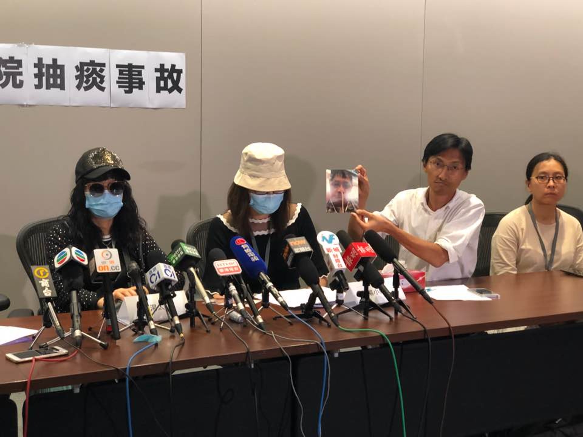 死者的太太(左二)公布事件詳情時多次哽咽。(張美華攝) 死者的太太(左二)公布事件詳情時多次哽咽。(張美華攝)