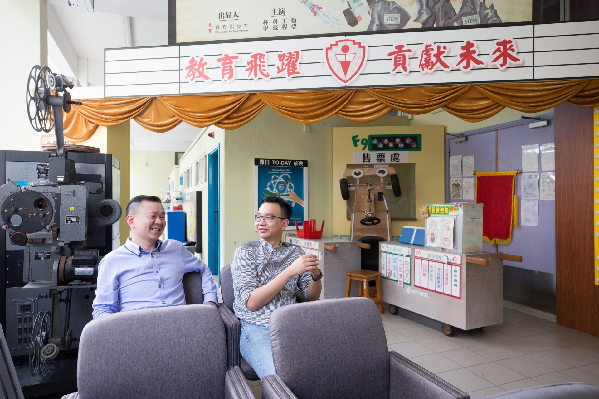 馮耀章(左)將於新學年接替朱子穎(右),成為天虹小學新任校長。(梁鵬威攝) 馮耀章(左)將於新學年接替朱子穎(右),成為天虹小學新任校長。(梁鵬威攝)