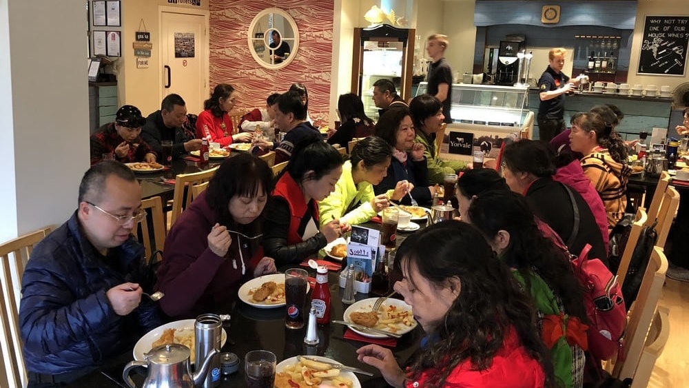 習近平訪英吃炸魚薯條掀風潮 帶挈約克餐館大發中國遊客橫財 習近平訪英吃炸魚薯條掀風潮 帶挈約克餐館大發中國遊客橫財