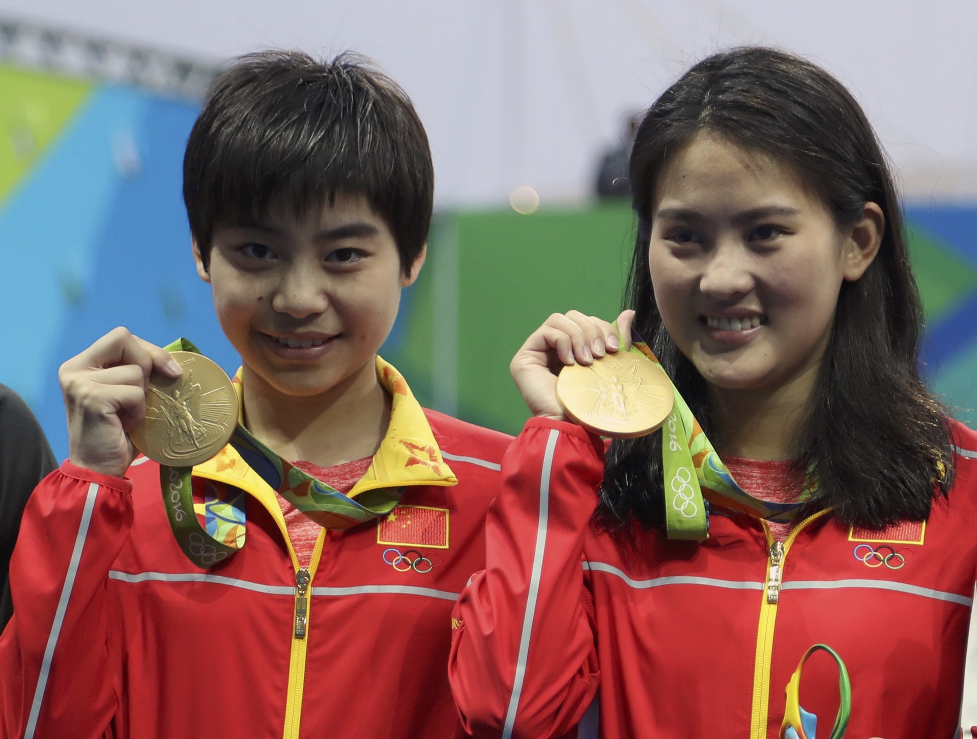 陳若琳(右)奪金後,追平師姐吳敏霞,取得第5面跳水奧運金牌。(路透社) 陳若琳(右)奪金後,追平師姐吳敏霞,取得第5面跳水奧運金牌。(路透社)