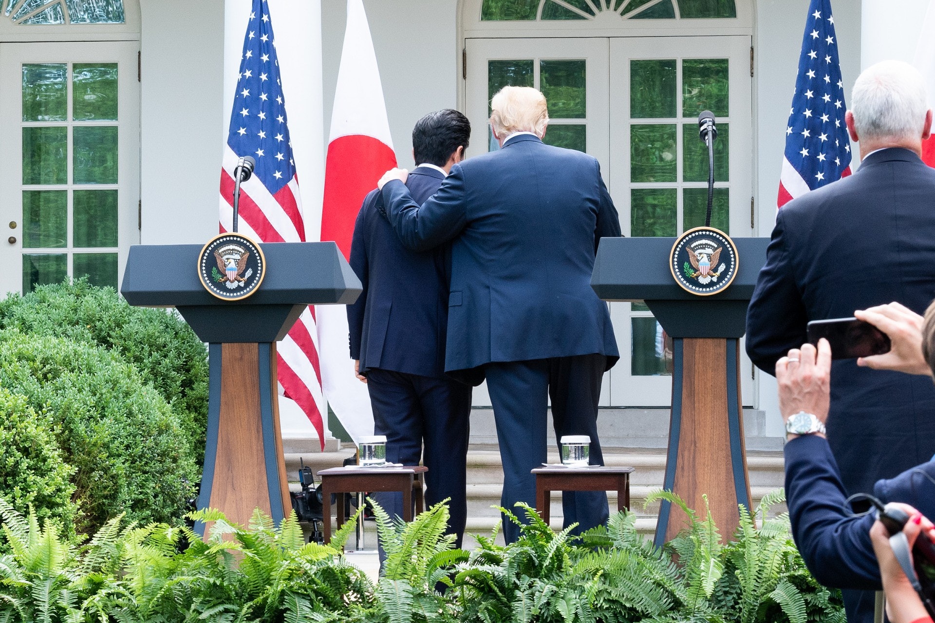 美日關係:2018年6月,安倍再訪美,特朗普期間曾搭他膊頭,兩人看似相當融洽。但美媒引述消息報道,安倍在此行並不高興,尤其是特朗普在會面期間談及珍珠港事件。(VCG) 美日關係:2018年6月,安倍再訪美,特朗普期間曾搭他膊頭,兩人看似相當融洽。但美媒引述消息報道,安倍在此行並不高興,尤其是特朗普在會面期間談及珍珠港事件。(VCG)