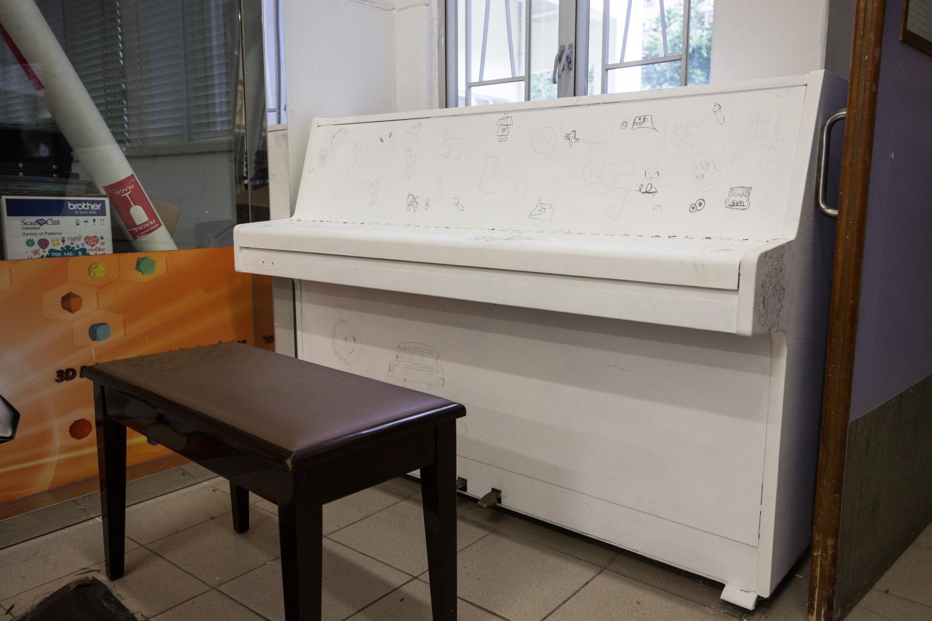 校內設有鋼琴,學生可以隨意彈,同時亦可繪畫點綴。(梁鵬威攝) 校內設有鋼琴,學生可以隨意彈,同時亦可繪畫點綴。(梁鵬威攝)