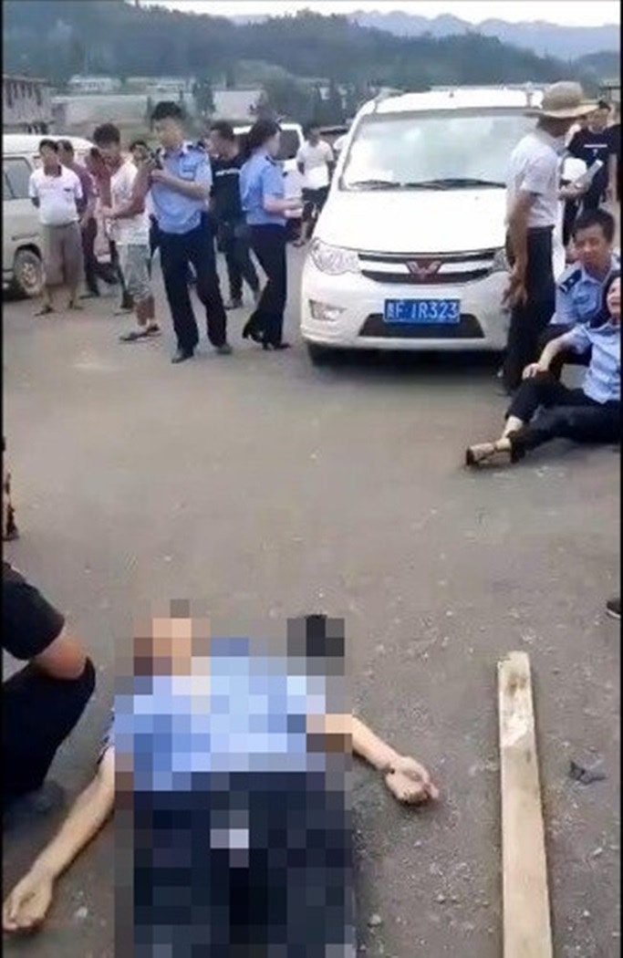 貴州省織金縣一個拆遷現場爆發衝突，有執法人員被村民駕車撞斃。（截圖）