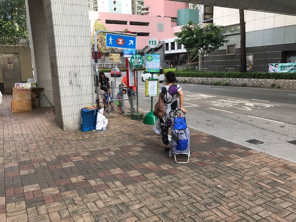 日出康城專線小巴居民鬧爆服務唔掂又加價