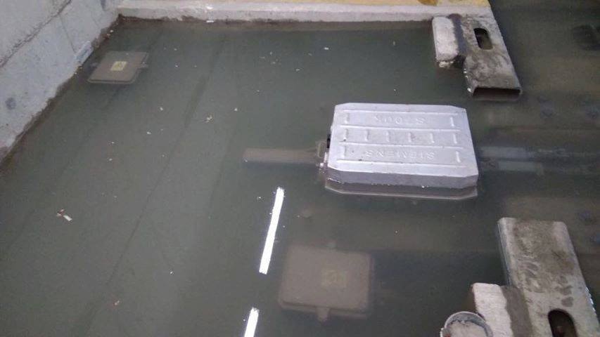 路軌轉轍器疑被雨水浸壞，控制室或無法控制列車改道，後果不堪設想。（譚文豪Facebook專頁圖片）