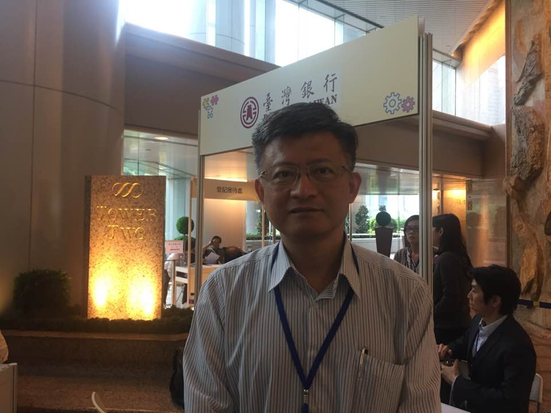 吳佳䁱指台灣薪金較香港低一半。(張嘉敏攝) 吳佳䁱指台灣薪金較香港低一半。(張嘉敏攝)