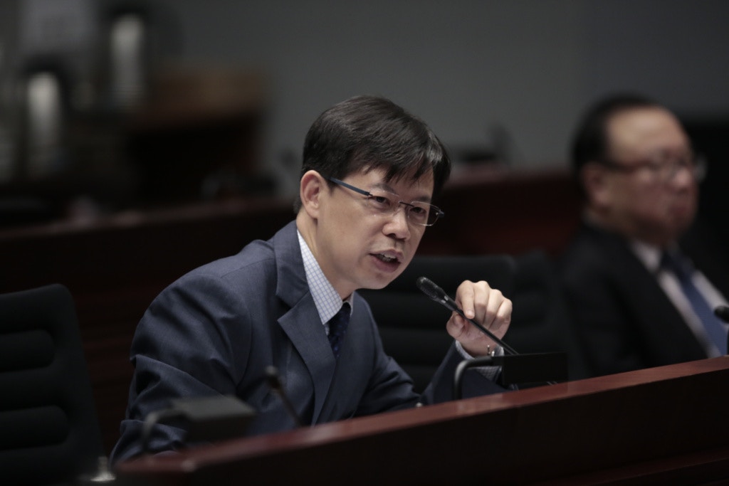 許智峯遭滙豐取消信用卡　陳振英：信用卡只提供給有信用的人