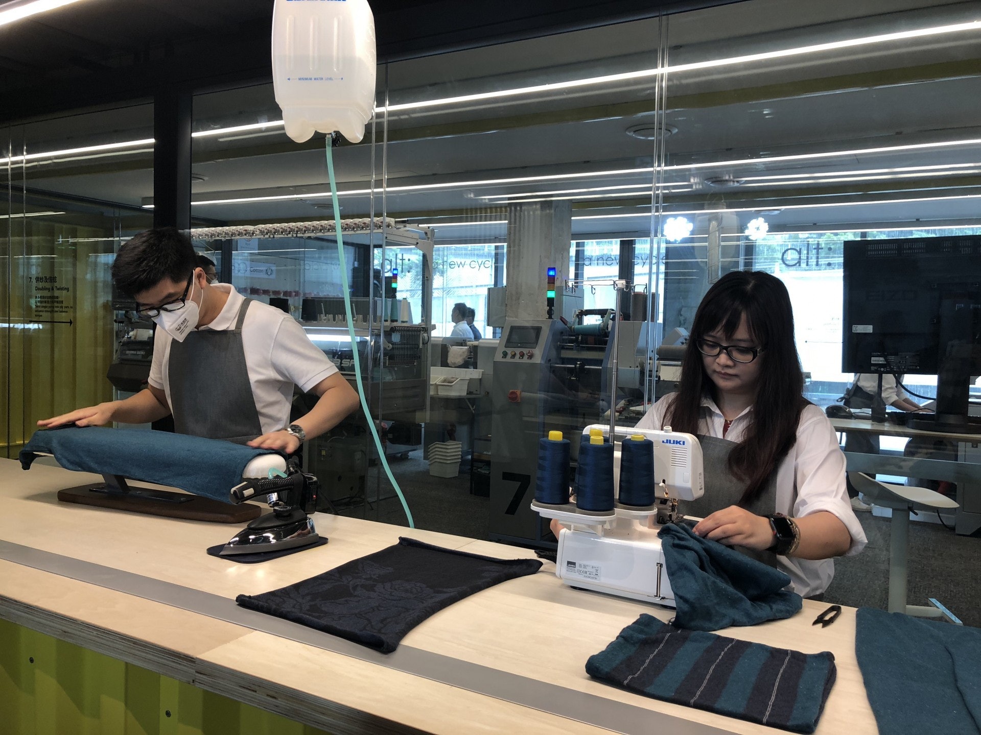 香港紡織及成衣研發中心與本地廠商合作,在港重設自動化環保紗廠。(勞敏儀攝) 香港紡織及成衣研發中心與本地廠商合作,在港重設自動化環保紗廠。(勞敏儀攝)