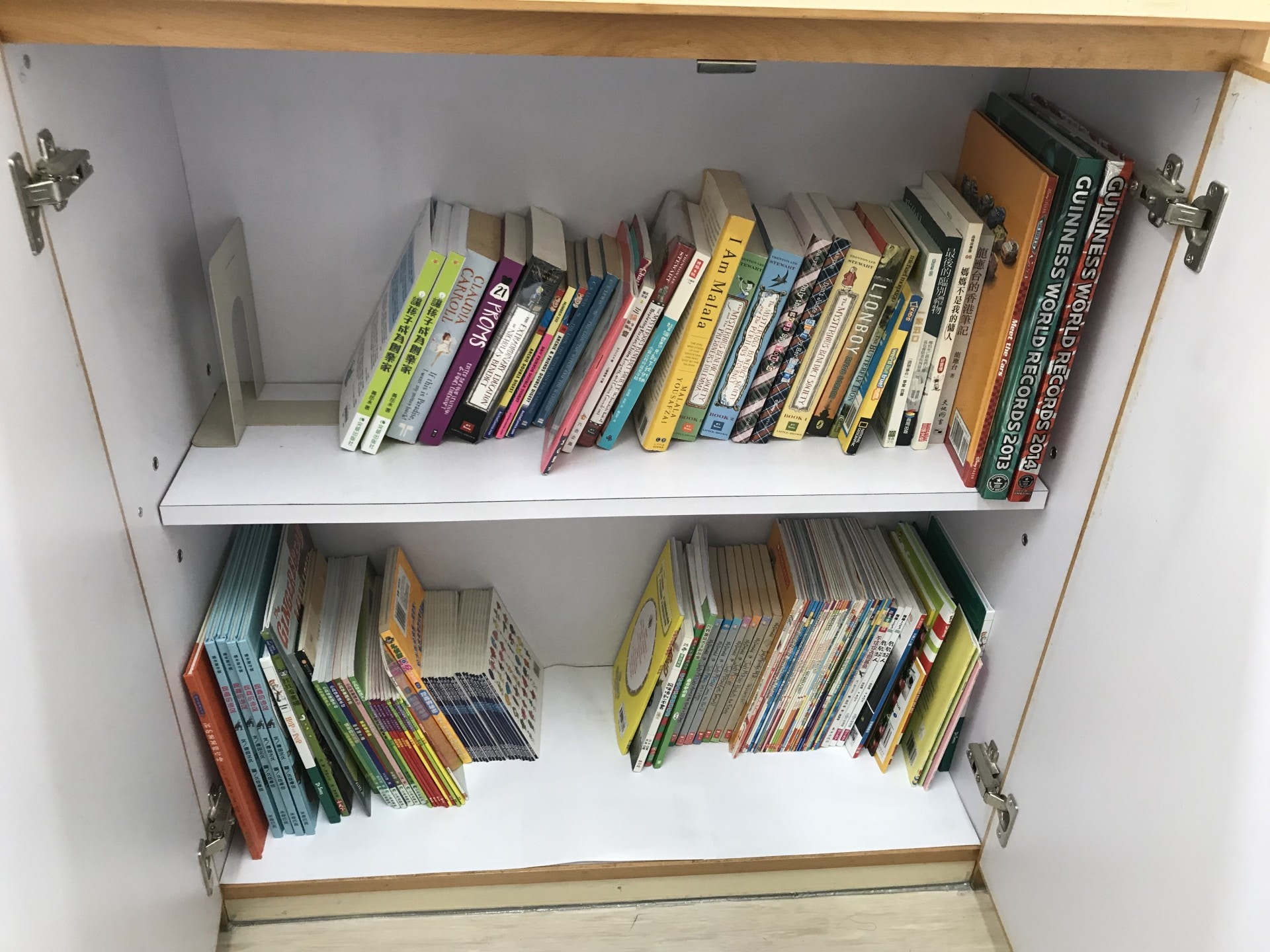 馮耀章在新學年推出「生日新政策」,學生在生日當天可以享受多項福利,例如可到校長室選一本圖書作生日禮物。(鄺曉斌攝) 馮耀章在新學年推出「生日新政策」,學生在生日當天可以享受多項福利,例如可到校長室選一本圖書作生日禮物。(鄺曉斌攝)