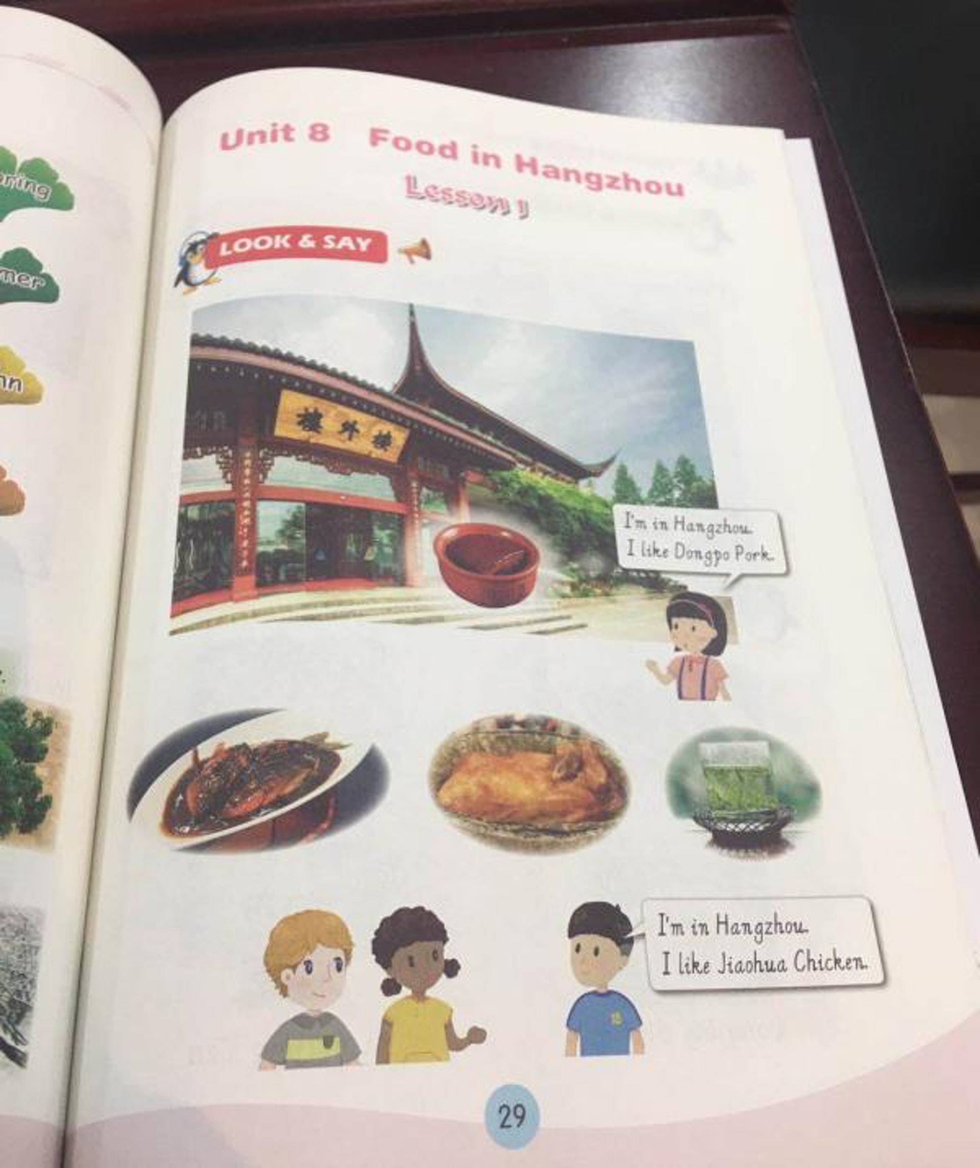 整個課程中會出現4個孩童角色,兩名中國孩童叫「hanghang」、「zhouzhou」,另外兩名外國孩童則叫「May」、「Lee」,加起來就是「杭州魅力」、「美麗杭州」。(澎湃新聞) 整個課程中會出現4個孩童角色,兩名中國孩童叫「hanghang」、「zhouzhou」,另外兩名外國孩童則叫「May」、「Lee」,加起來就是「杭州魅力」、「美麗杭州」。(澎湃新聞)