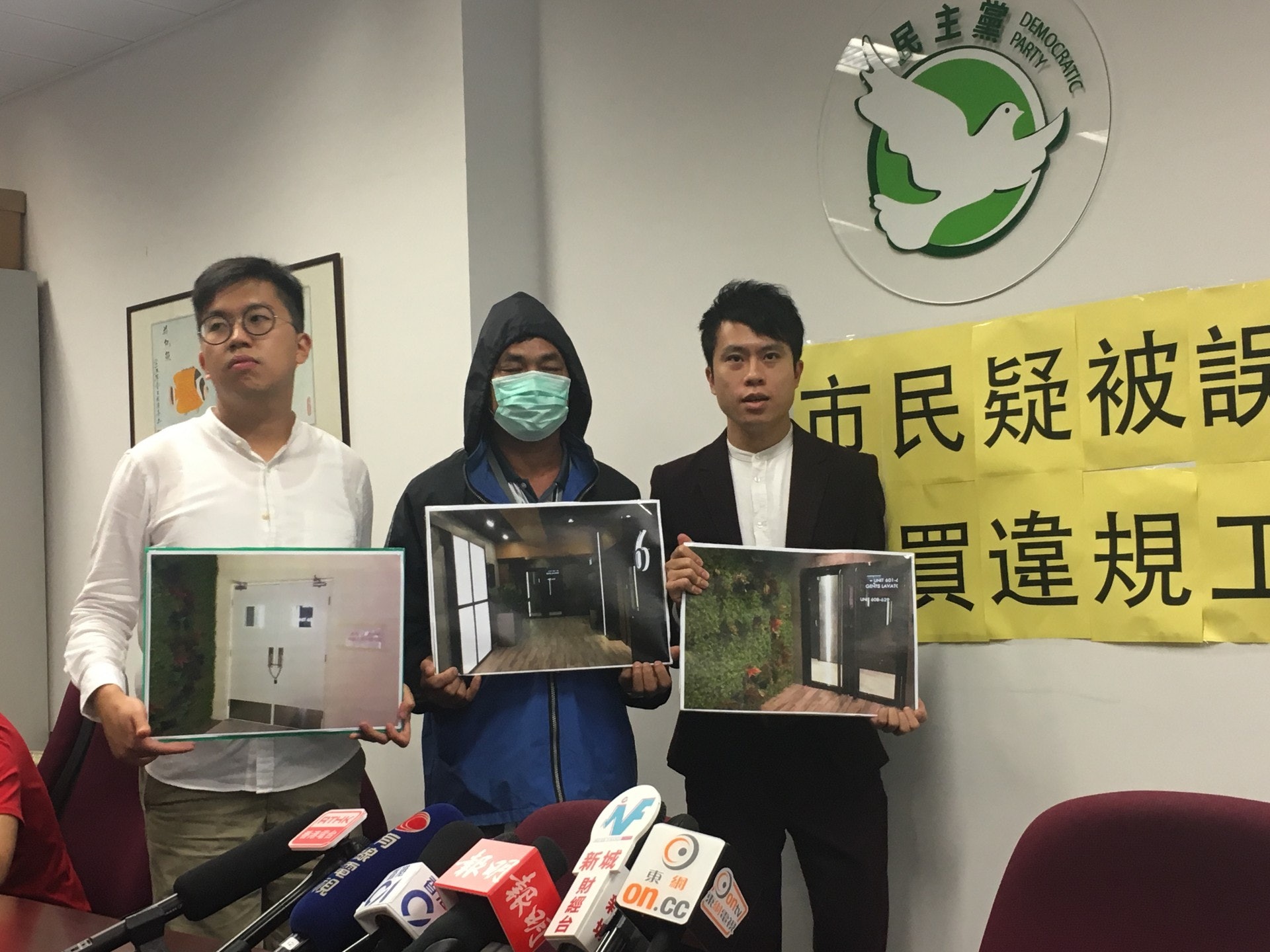 民主黨立法會議員鄺俊宇(右)最近收到四宗市民求助,懷疑經紀過程中涉不良銷售,訛騙買家能做按揭,不少準買家簽署臨時買賣合約及繳付訂金後,才發現無法向銀行承造按揭,苦主事後只能「撻訂」或借高利貸。 (王潔恩攝) 民主黨立法會議員鄺俊宇(右)最近收到四宗市民求助,懷疑經紀過程中涉不良銷售,訛騙買家能做按揭,不少準買家簽署臨時買賣合約及繳付訂金後,才發現無法向銀行承造按揭,苦主事後只能「撻訂」或借高利貸。 (王潔恩攝)