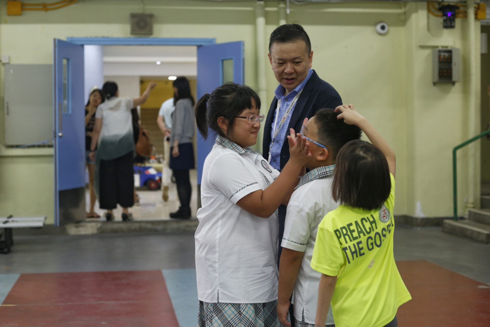 學生爭相告訴馮校長自己的花名。 學生爭相告訴馮校長自己的花名。