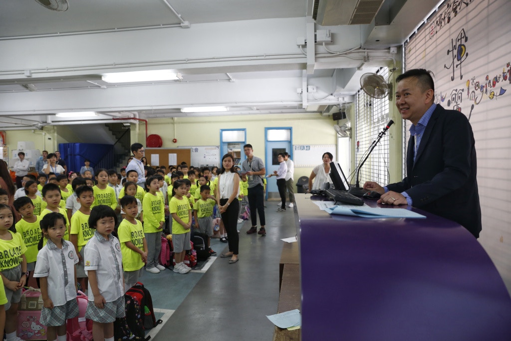 在早會和小朋友打招呼。 在早會和小朋友打招呼。