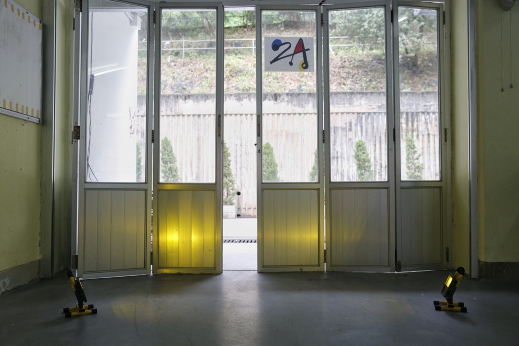 校門設有黃色的滅蚊燈。 校門設有黃色的滅蚊燈。