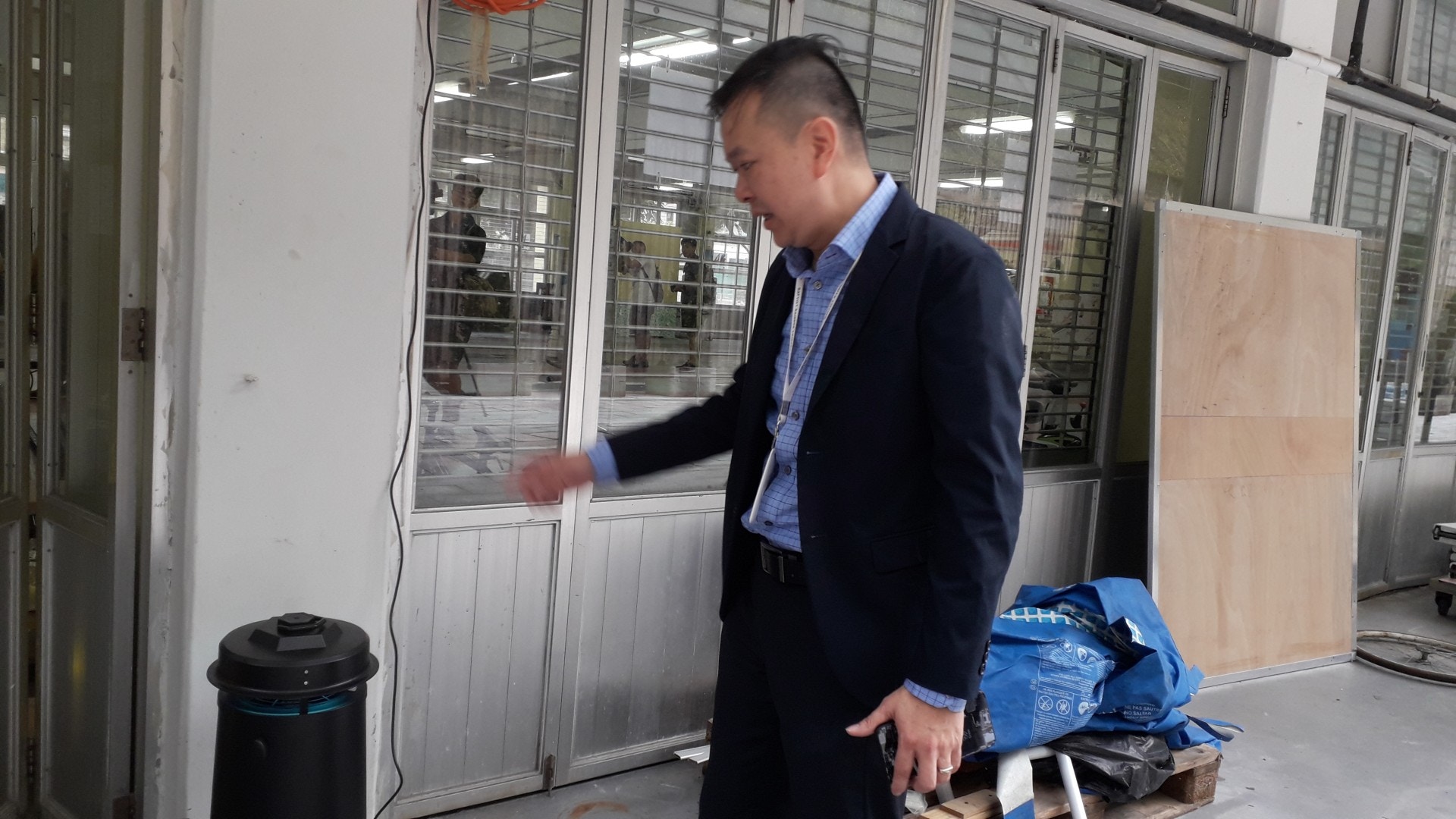 馮校長介紹新購置的滅蚊器。 馮校長介紹新購置的滅蚊器。