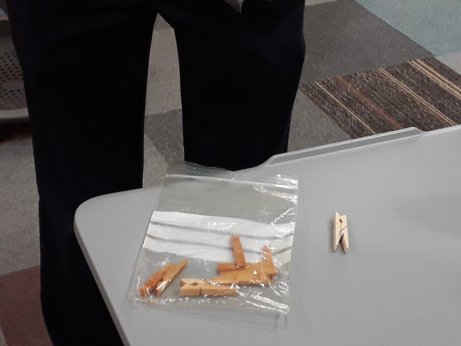 馮校長亦親自教導如何利用花露水和衣夾,製作簡單的防蚊「香薰」,部分的課室亦有夾在冷氣機的扇葉上。 馮校長亦親自教導如何利用花露水和衣夾,製作簡單的防蚊「香薰」,部分的課室亦有夾在冷氣機的扇葉上。