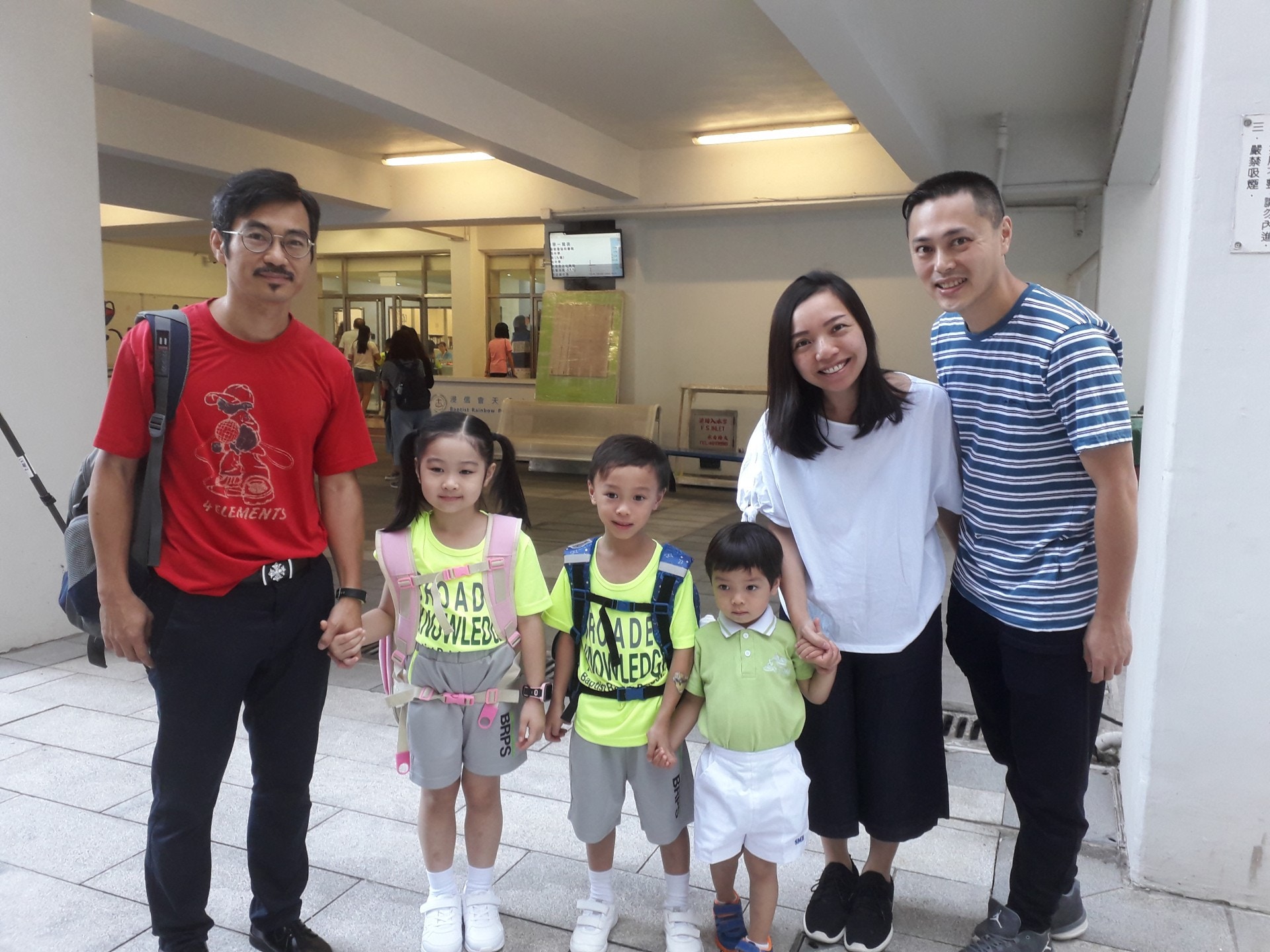 小一家長何太(右二)表示對馮校長非常有信心。 小一家長何太(右二)表示對馮校長非常有信心。