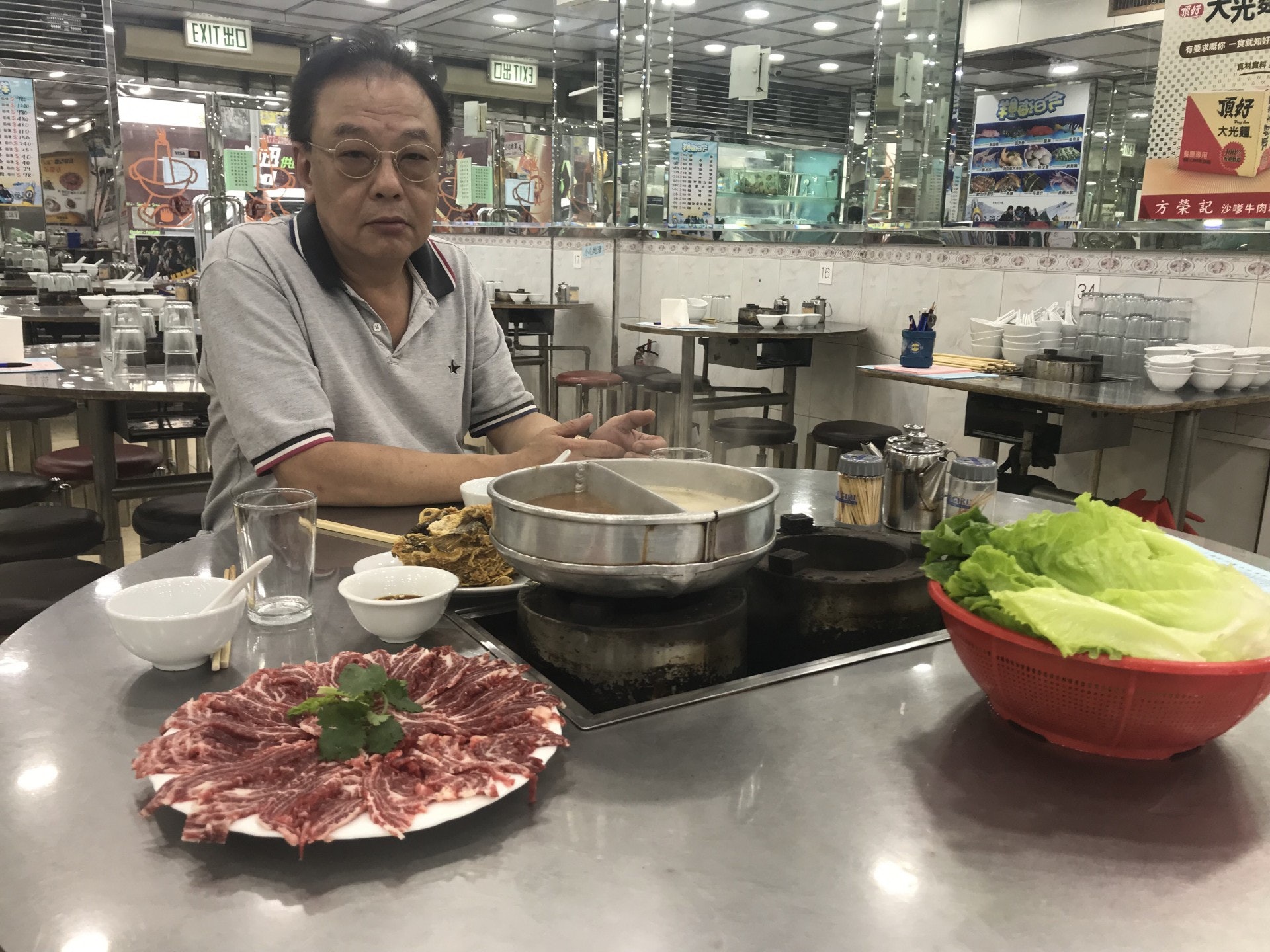 九龍城方榮記以沙嗲牛肉火鍋馳名,老闆方永昌嘆98年後生意下降三、四成。(朱雅霜攝) 九龍城方榮記以沙嗲牛肉火鍋馳名,老闆方永昌嘆98年後生意下降三、四成。(朱雅霜攝)