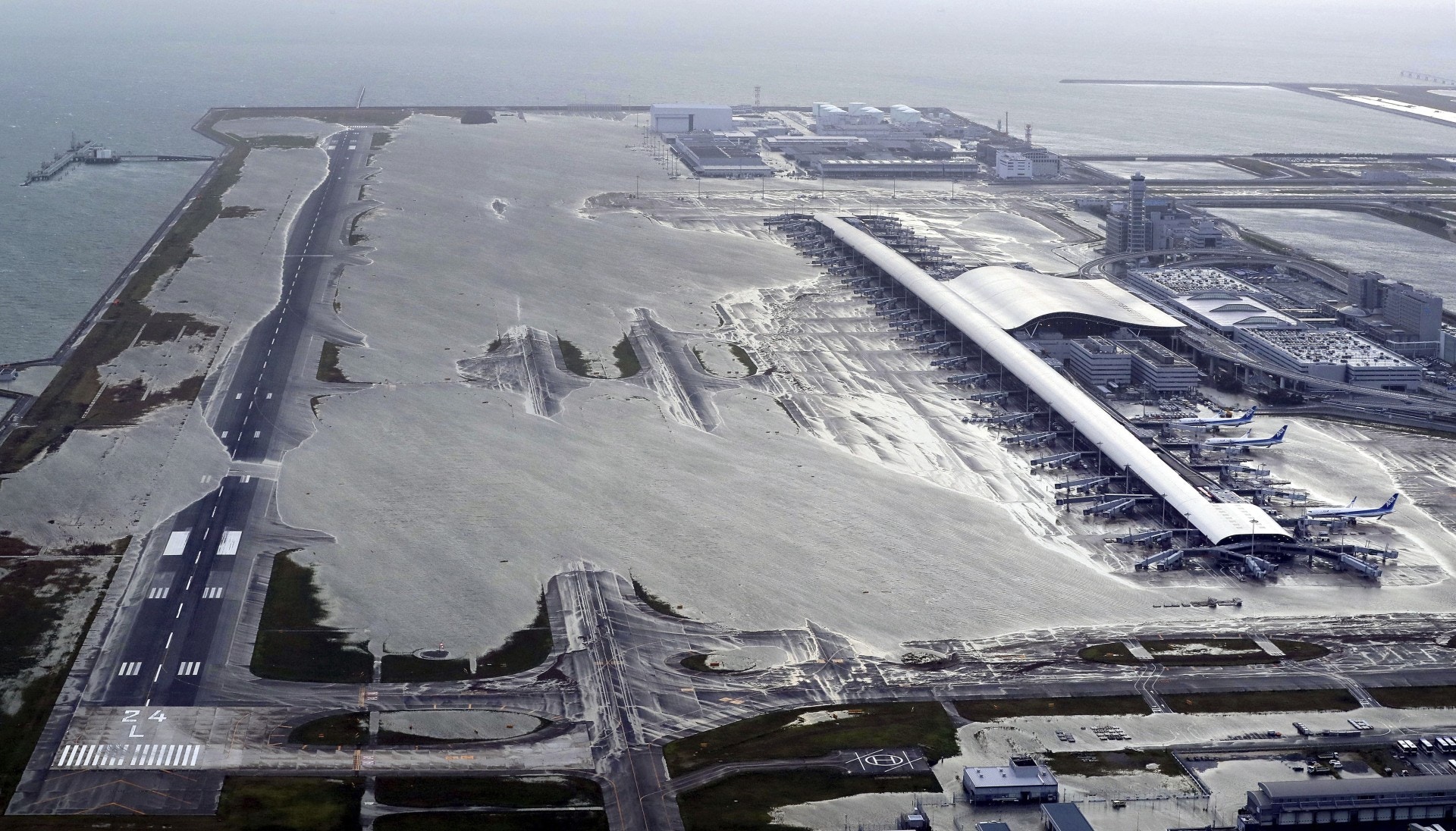 關西機場一度成為澤國，至清晨水浸仍未完全退去。（美聯社）