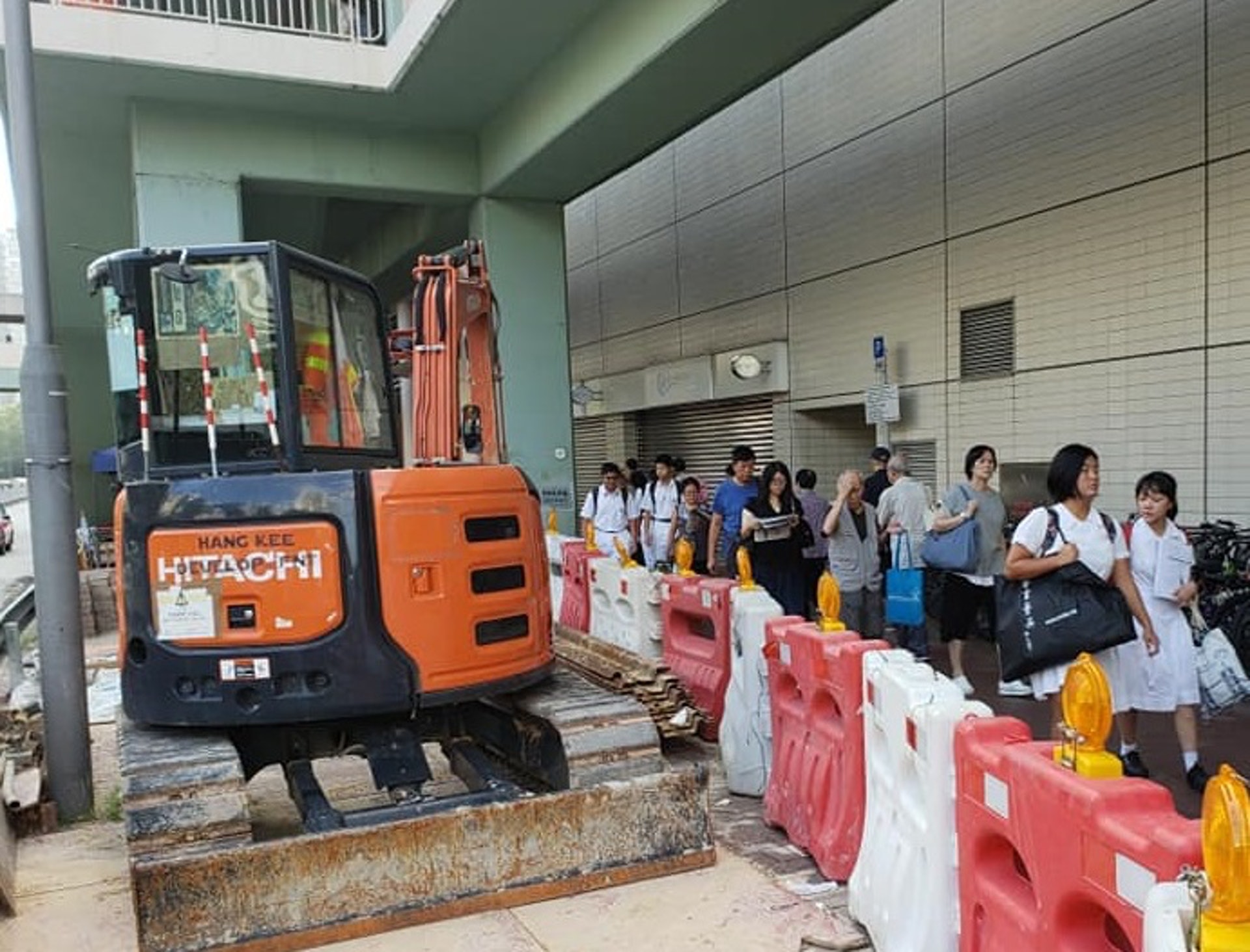 æ¶äºè·¯æ®µé°è¿æ²ç°åç«åºå£ï¼å¨åæ¢å·¥ç¨å±éå¾ï¼ç¸ç¶æ æãï¼æ²ç°åè°å¡ä¸æä¿æä¾ï¼