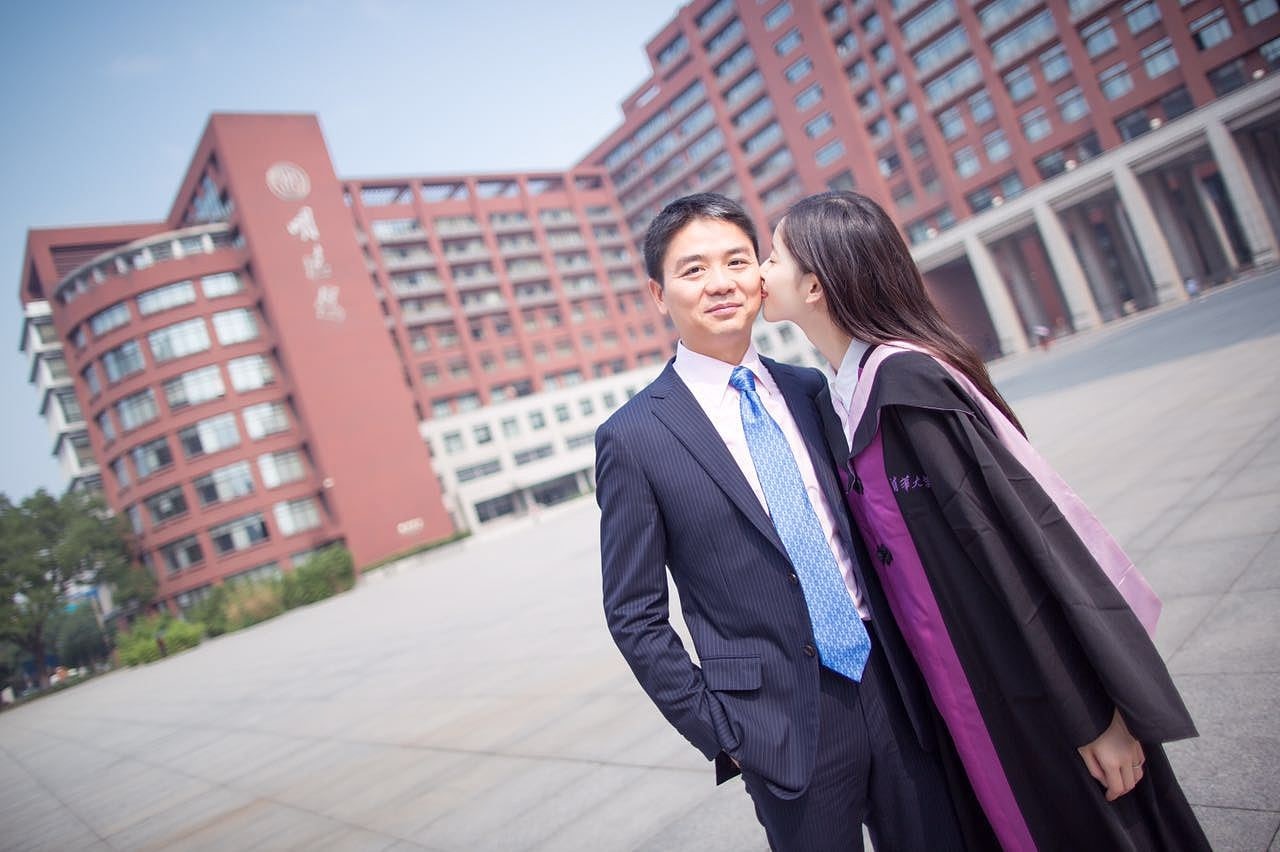 2011年，章泽天入读清华大学，2014年4月14日，章泽天与刘强东的恋情被媒体曝光，引起网友广泛关注。（视觉中国）