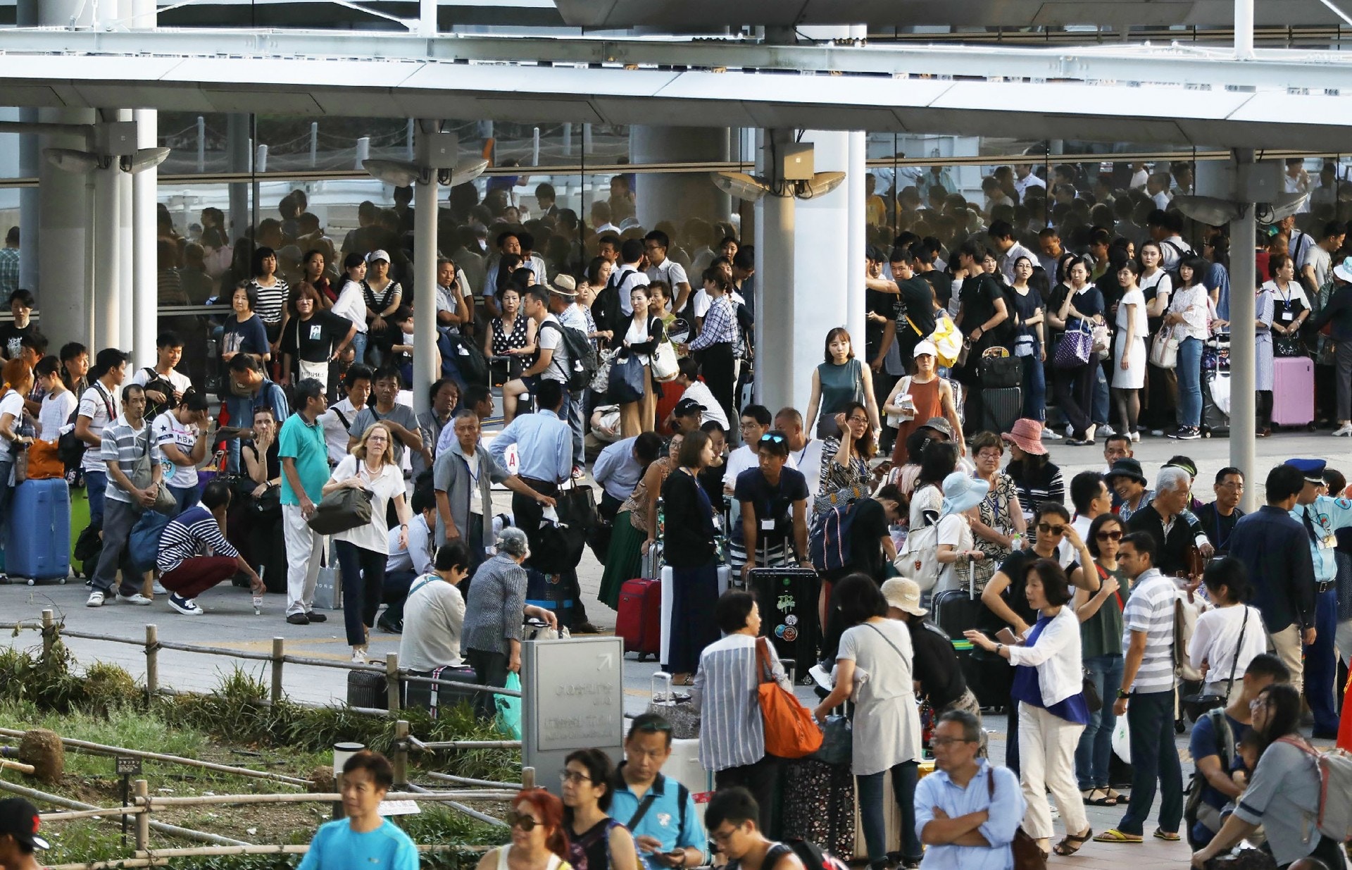颱風「飛燕」襲日本，關西機場關閉後，當地一度滯留大批旅客。（視覺中國）