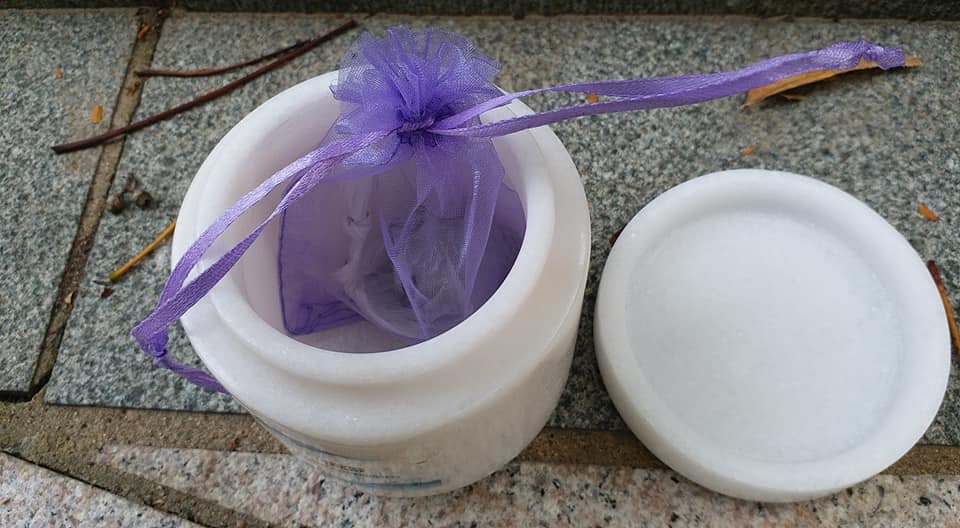 裝著灰仔骨灰的小盒。(facebook:Anson Chung) 裝著灰仔骨灰的小盒。(facebook:Anson Chung)