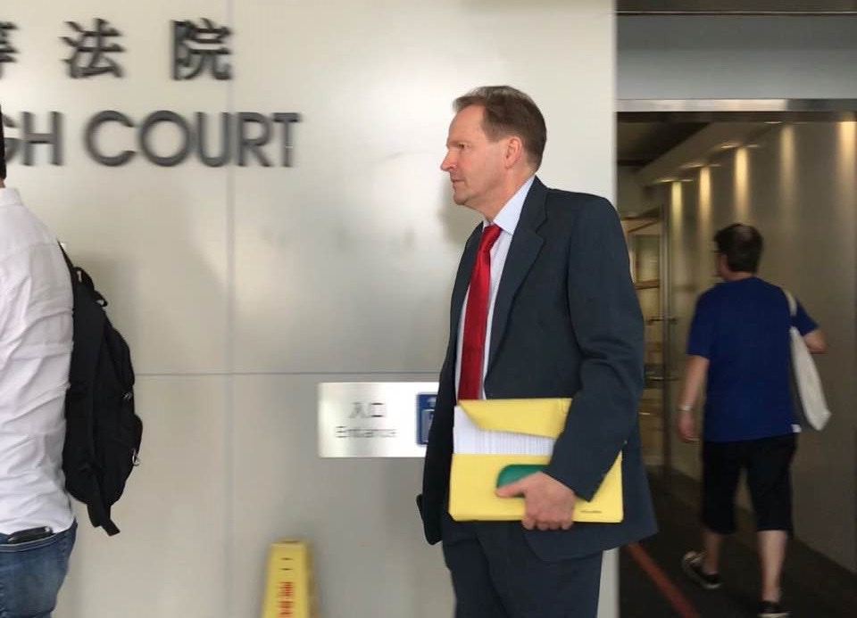 代表許金山一方的專家Nicholas Buckley稱無價值的實驗不會獲批。（林樂兒攝）