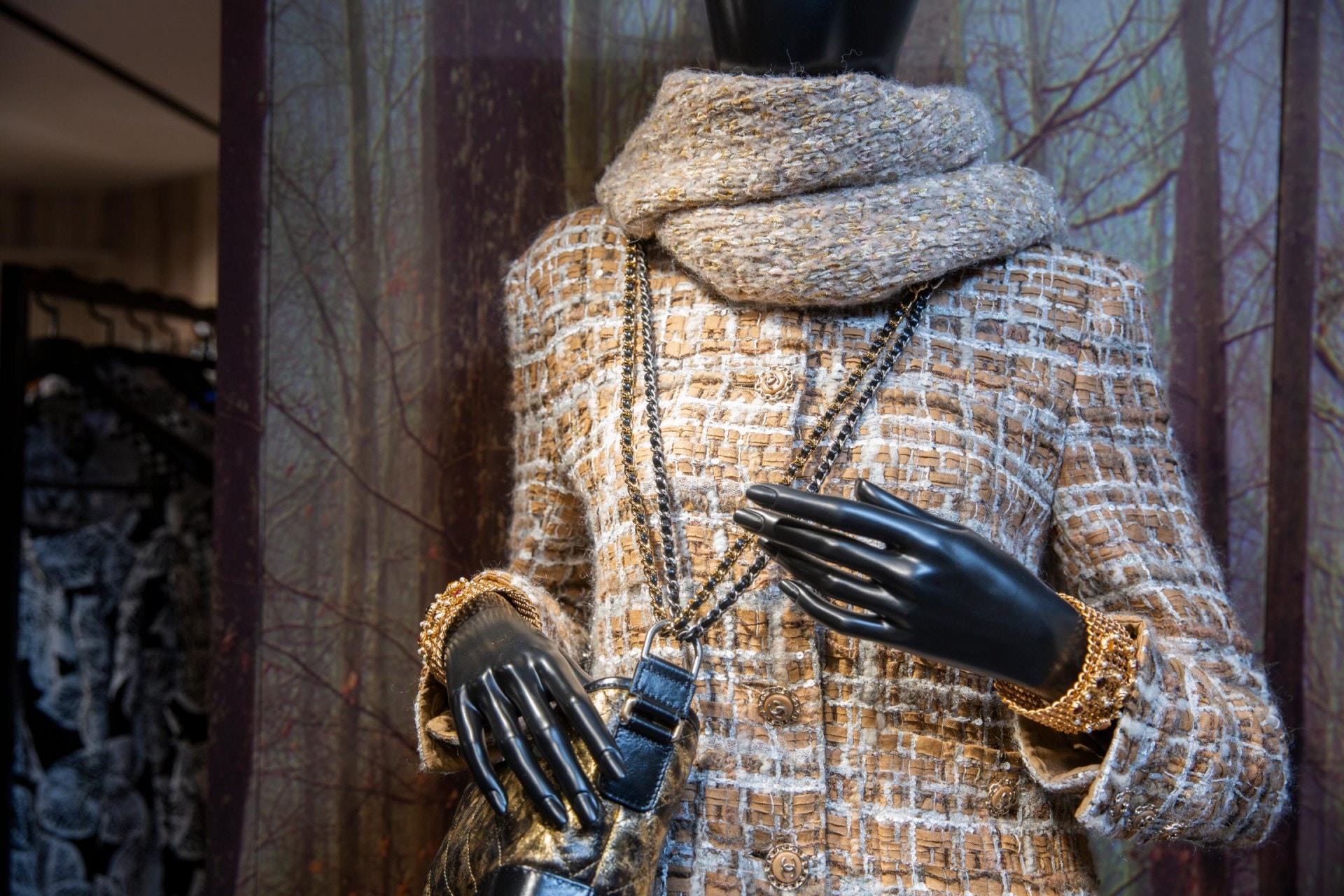 「結霜」Lesage Tweed在淺啡色的布料帶有絲絲雪白的紋路以及珠片，彷如冬天樹木上的雪霜，一片片凝固的雪花反射出點點白光。