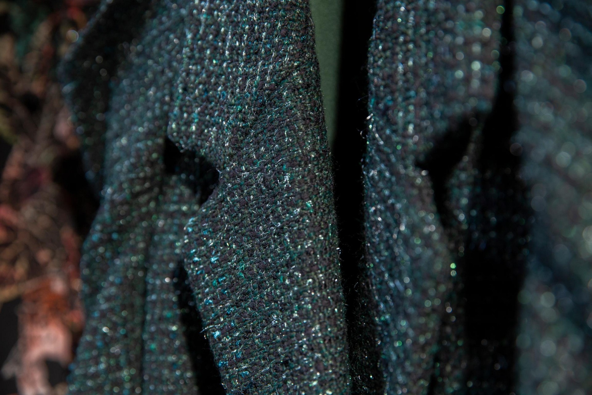 「青苔」Lesage Tweed大衣的肩膀位加上了夾棉,斑斕的綠色織紋猶如石頭上的青苔。 「青苔」Lesage Tweed大衣的肩膀位加上了夾棉,斑斕的綠色織紋猶如石頭上的青苔。