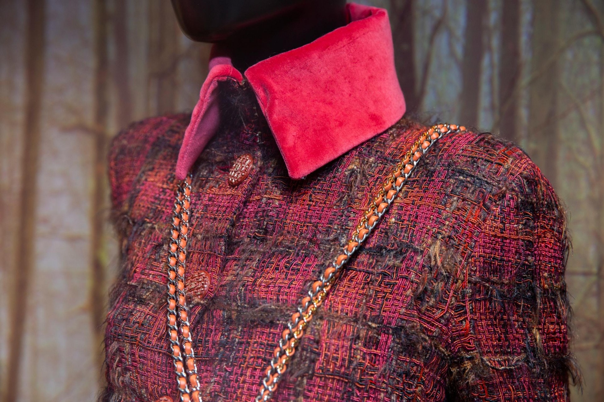 而「樹皮」Lesage Tweed由紅、啡、橙組成，啡色的紋路就像是大樹的樹皮。