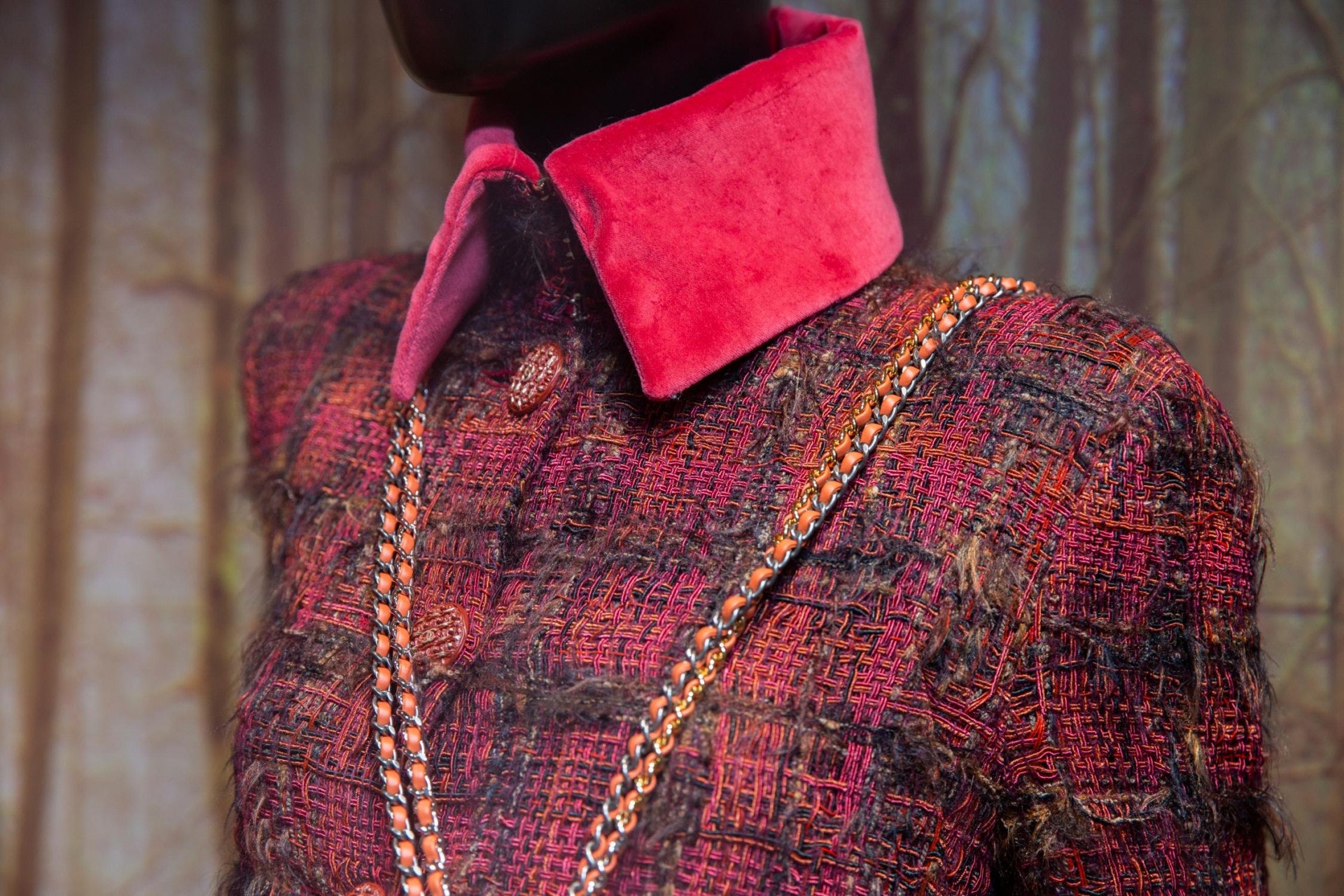 而「樹皮」Lesage Tweed由紅、啡、橙組成,啡色的紋路就像是大樹的樹皮。 而「樹皮」Lesage Tweed由紅、啡、橙組成,啡色的紋路就像是大樹的樹皮。