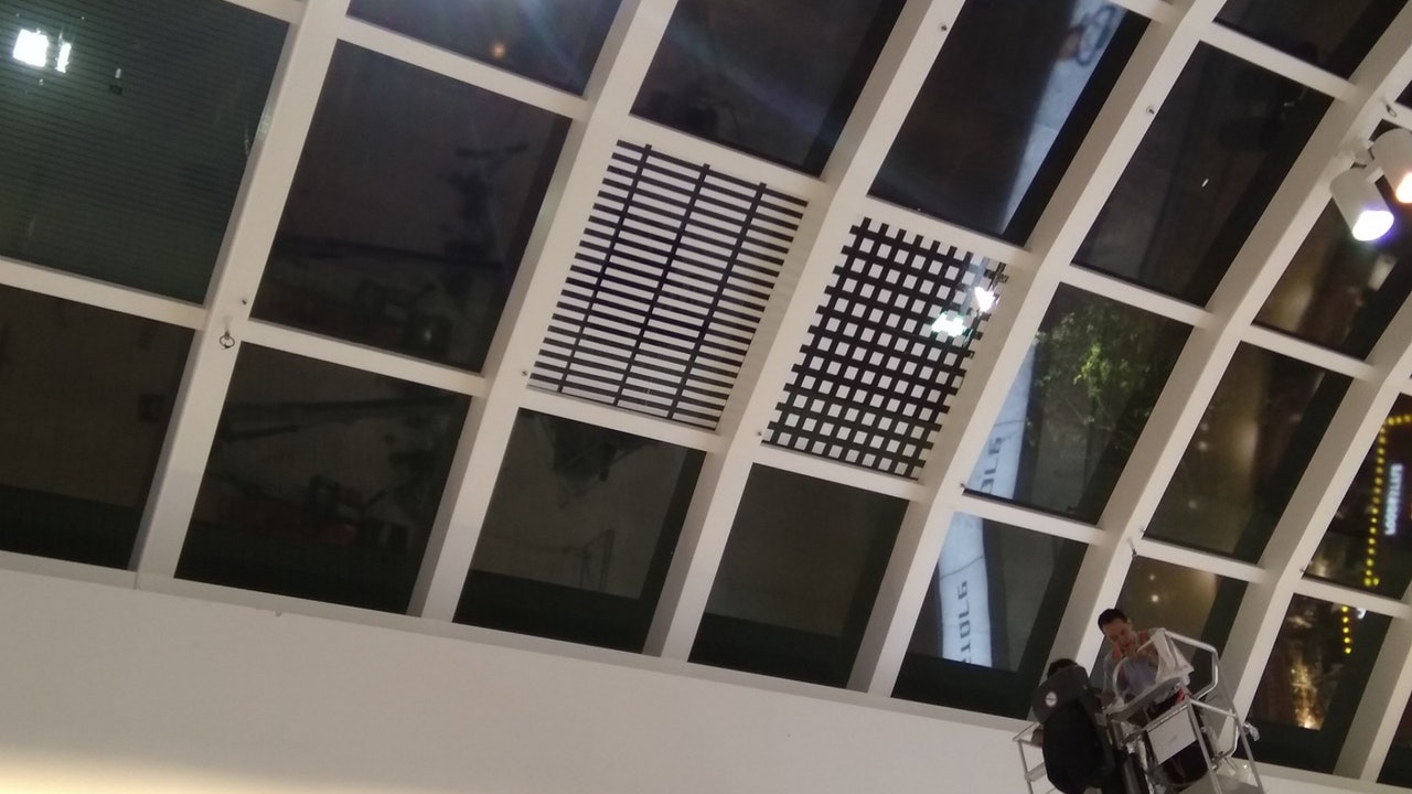 【光污染】商場被指採光過度 天幕黏迷幻貼紙補鑊 【光污染】商場被指採光過度 天幕黏迷幻貼紙補鑊