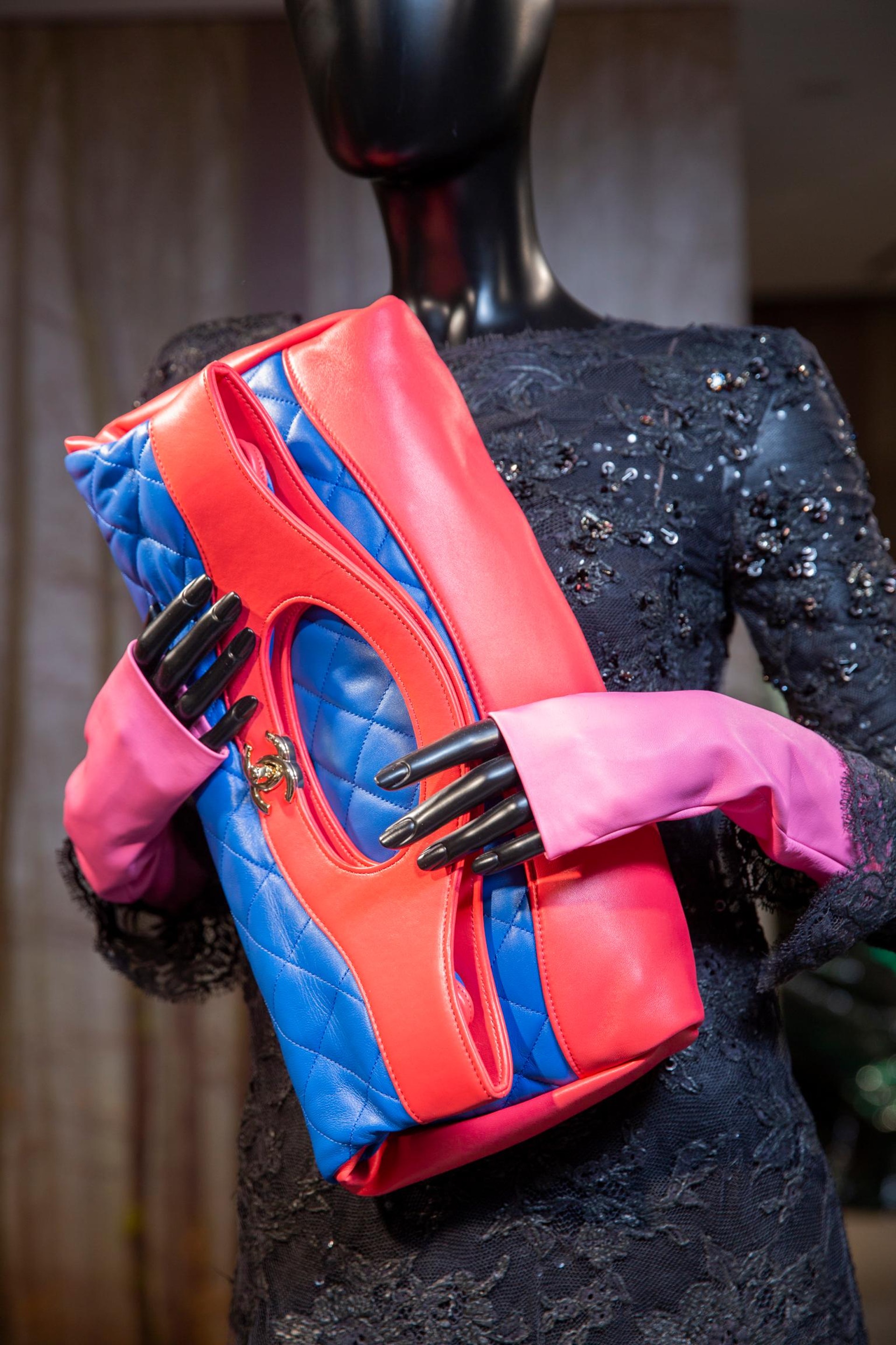 除了經典的黑白色,亦有較鮮艷的色彩可選擇。 除了經典的黑白色,亦有較鮮艷的色彩可選擇。