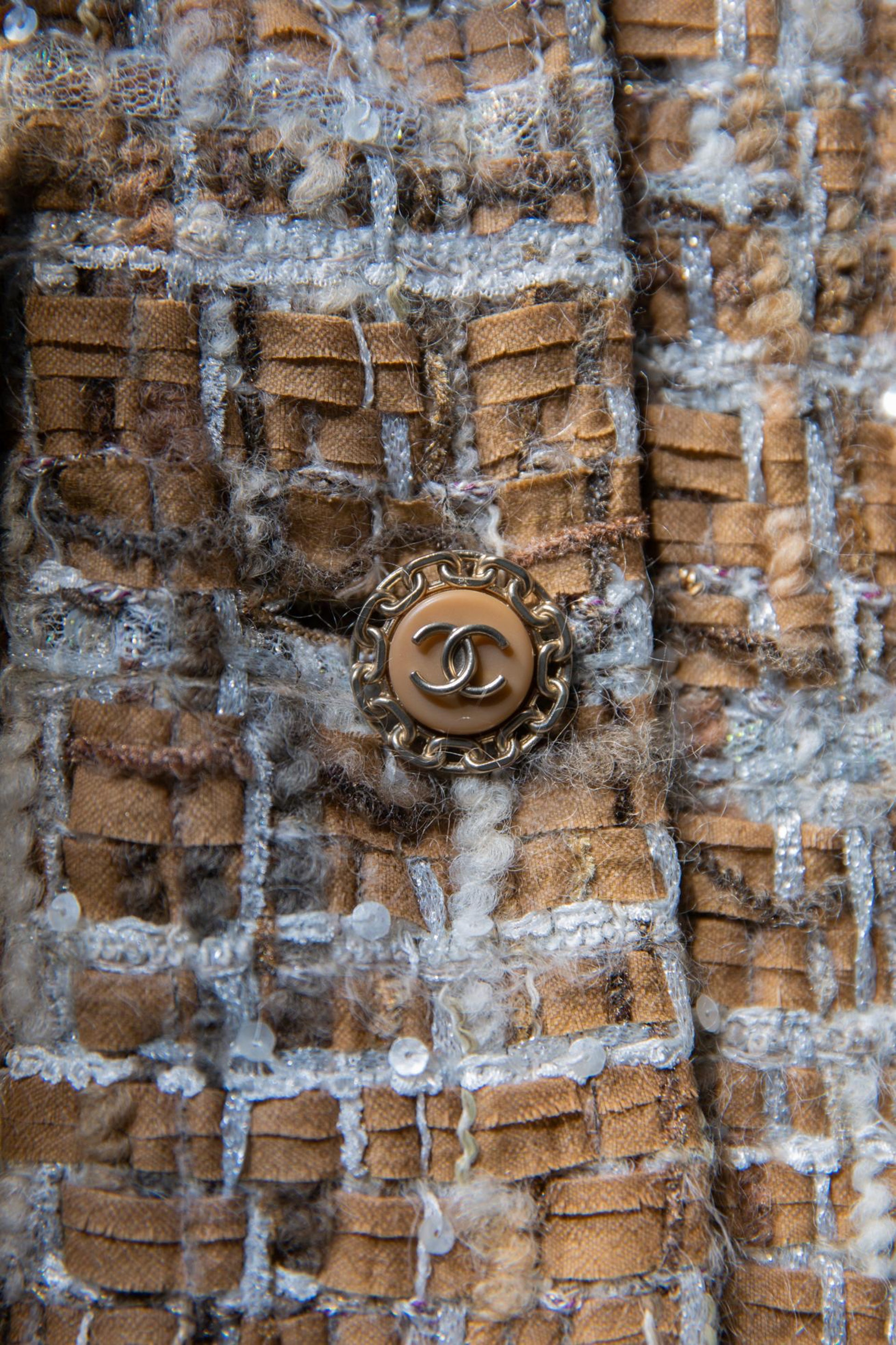 CHANEL Logo及鎖鏈圖案。 CHANEL Logo及鎖鏈圖案。