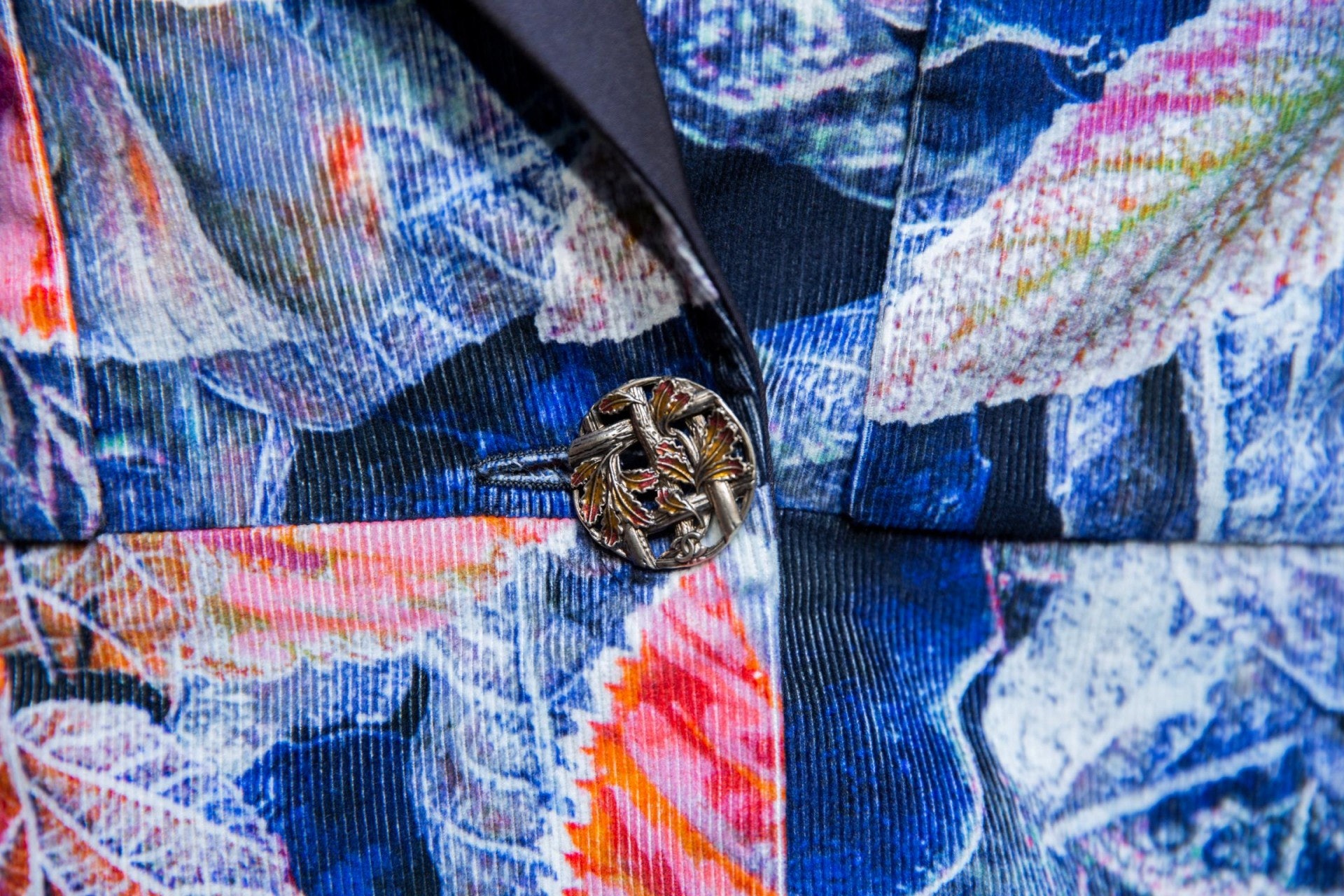 格子設計的鈕扣,上面有樹葉圖案。 格子設計的鈕扣,上面有樹葉圖案。