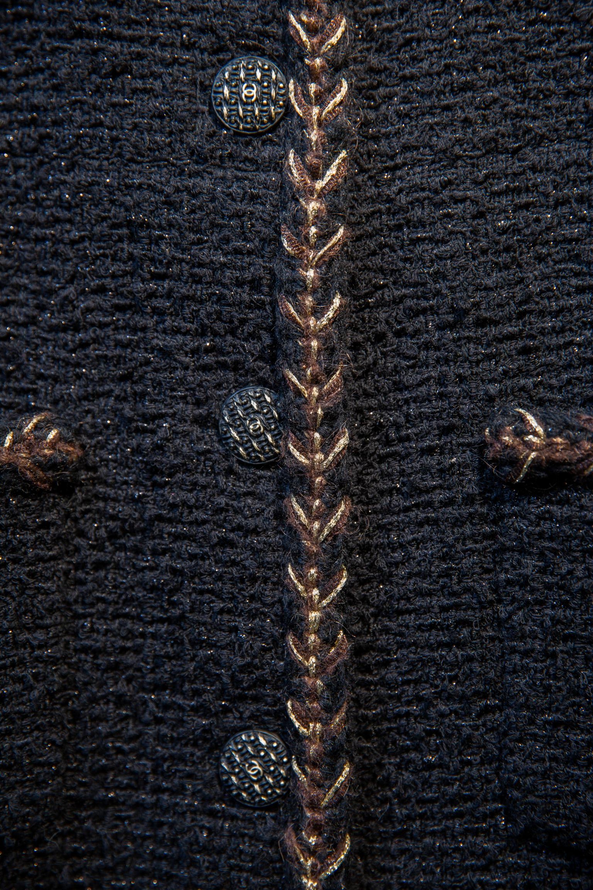 荊棘滾邊及鈕扣。 荊棘滾邊及鈕扣。