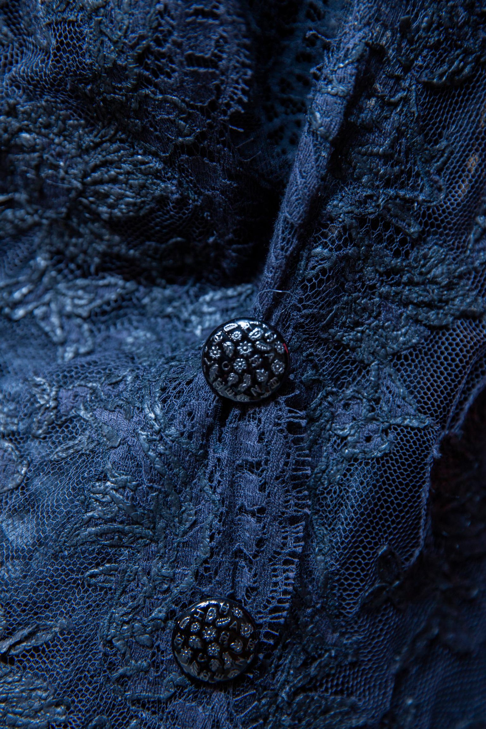 小黑裙上的鈕扣,加上了花朵的圖案。 小黑裙上的鈕扣,加上了花朵的圖案。